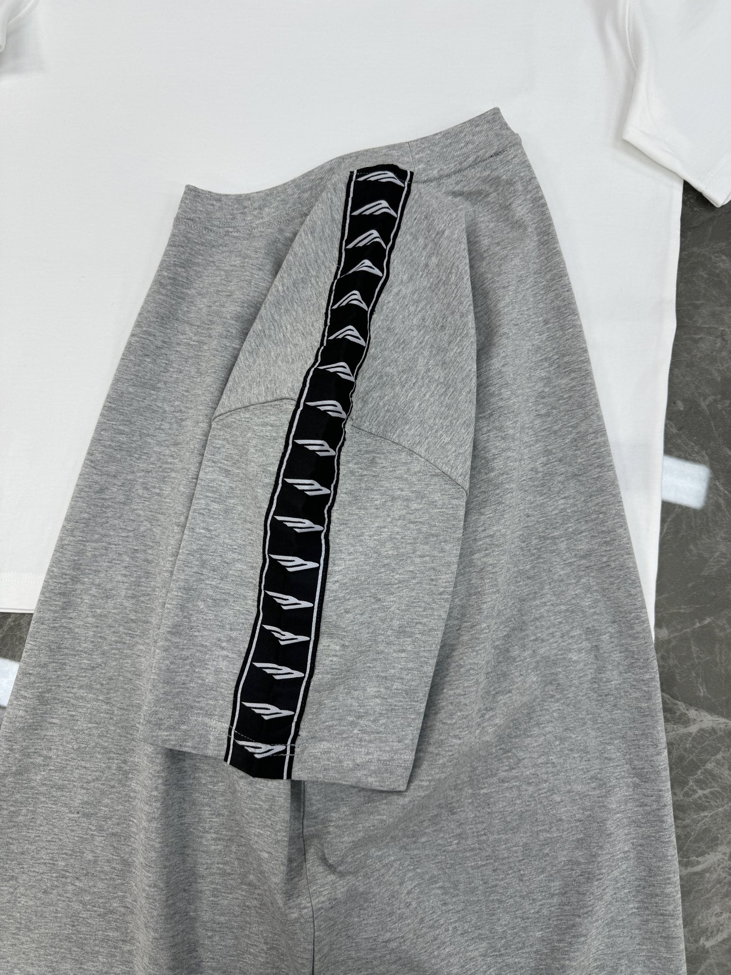 Balenciaga巴黎世家织带T恤，可成套搭配.280g棉质面料柔软透气，日常穿着超舒适!肩部字母织带