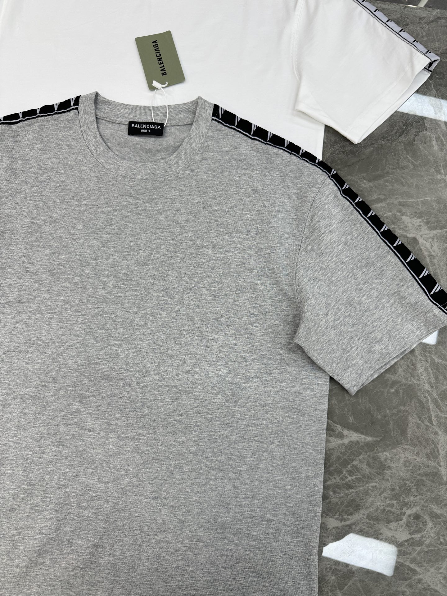 Balenciaga巴黎世家织带T恤，可成套搭配.280g棉质面料柔软透气，日常穿着超舒适!肩部字母织带