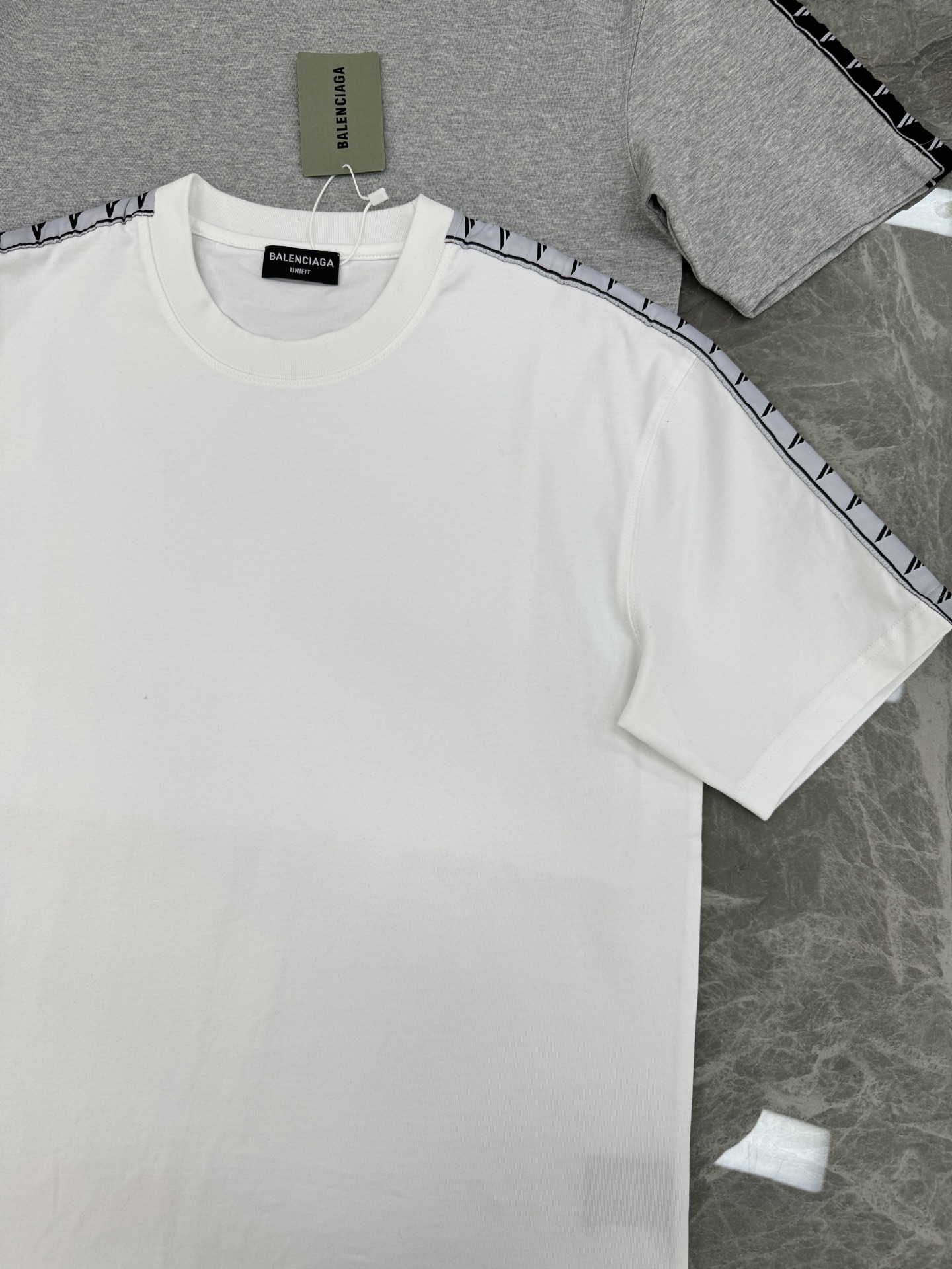 Balenciaga巴黎世家织带T恤，可成套搭配.280g棉质面料柔软透气，日常穿着超舒适!肩部字母织带