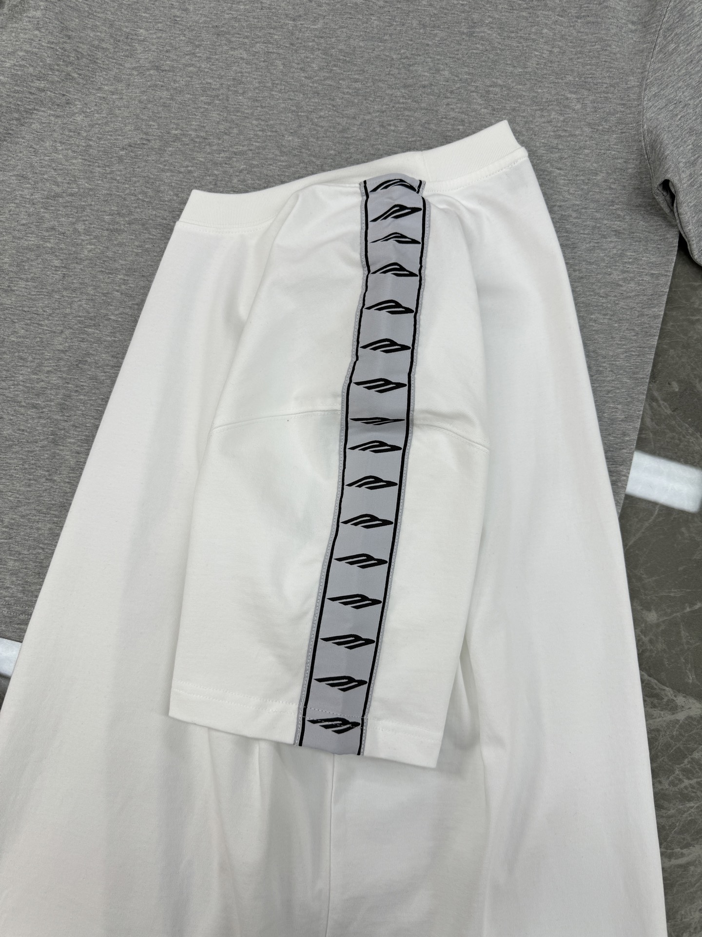 Balenciaga巴黎世家织带T恤，可成套搭配.280g棉质面料柔软透气，日常穿着超舒适!肩部字母织带