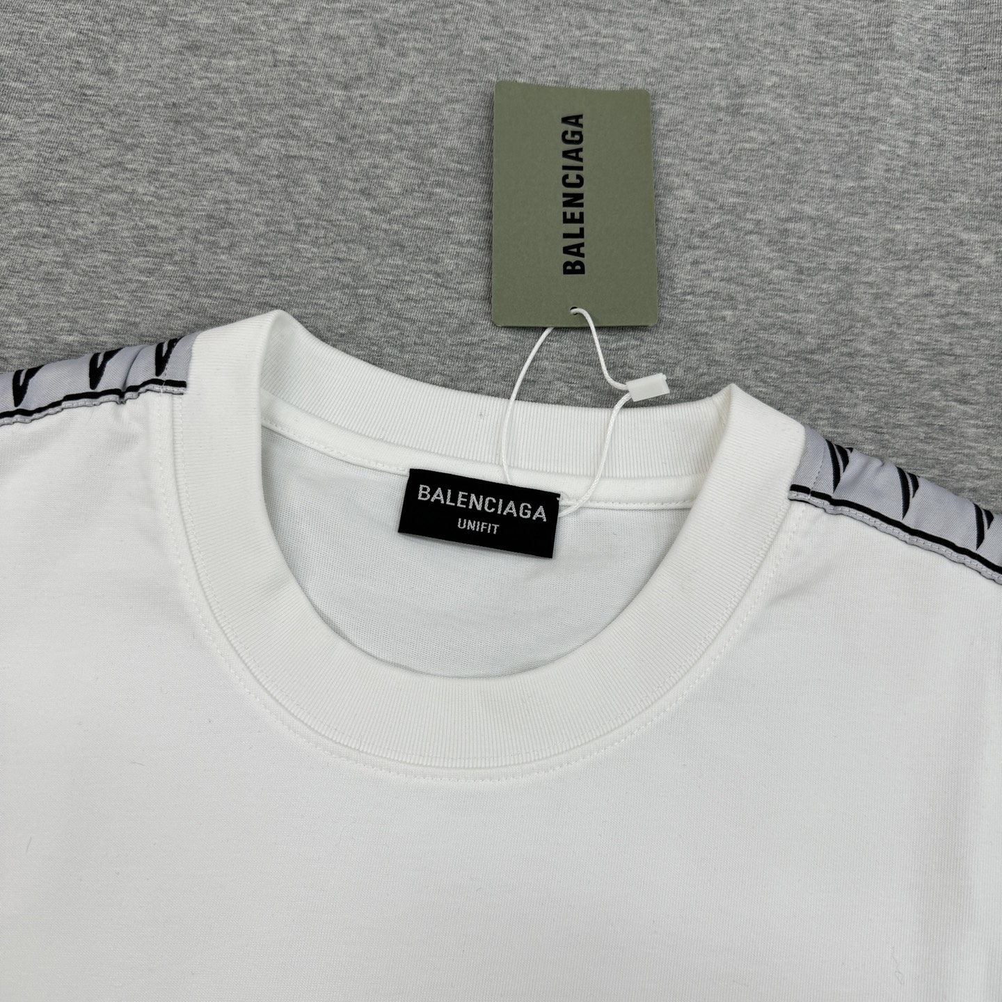 Balenciaga巴黎世家织带T恤，可成套搭配.280g棉质面料柔软透气，日常穿着超舒适!肩部字母织带