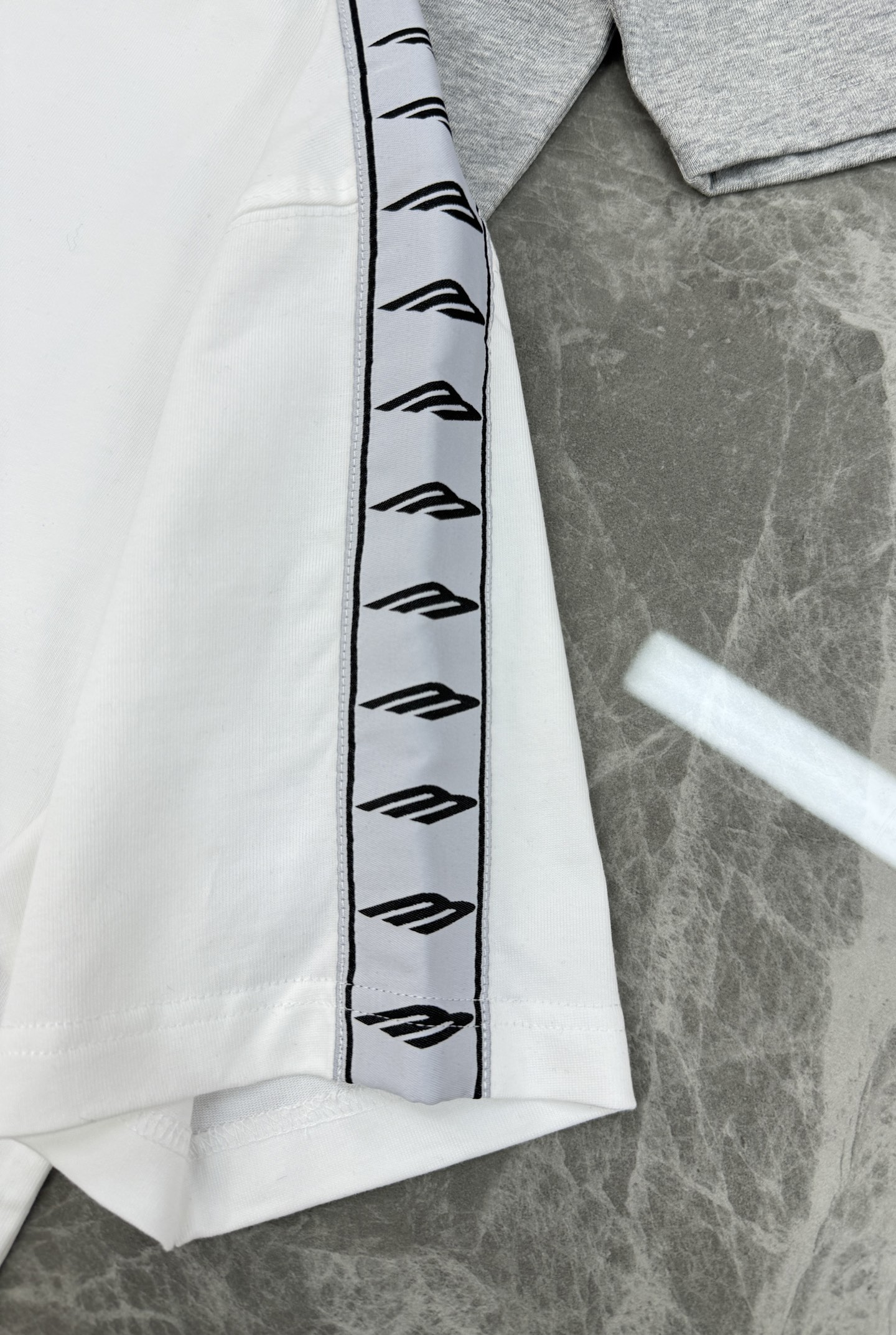 Balenciaga巴黎世家织带T恤，可成套搭配.280g棉质面料柔软透气，日常穿着超舒适!肩部字母织带