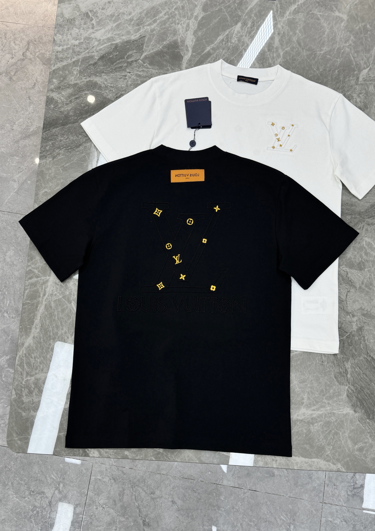 驴牌新款潮人T恤.胸前经典Monogram刺绣+金色花型点缀，后背大图形刺绣🪡彰显个性.超有辨识度。高品