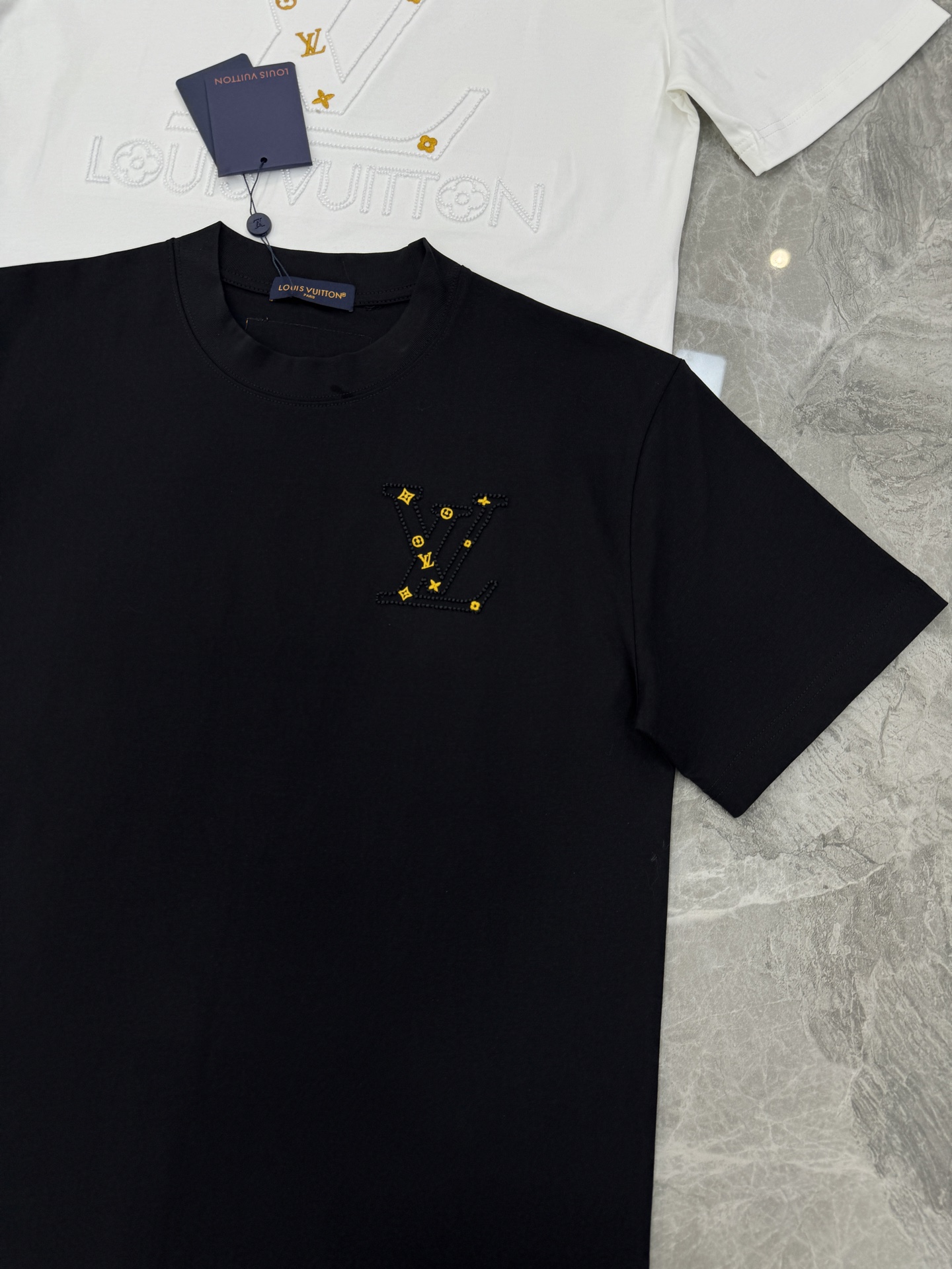 驴牌新款潮人T恤.胸前经典Monogram刺绣+金色花型点缀，后背大图形刺绣🪡彰显个性.超有辨识度。高品