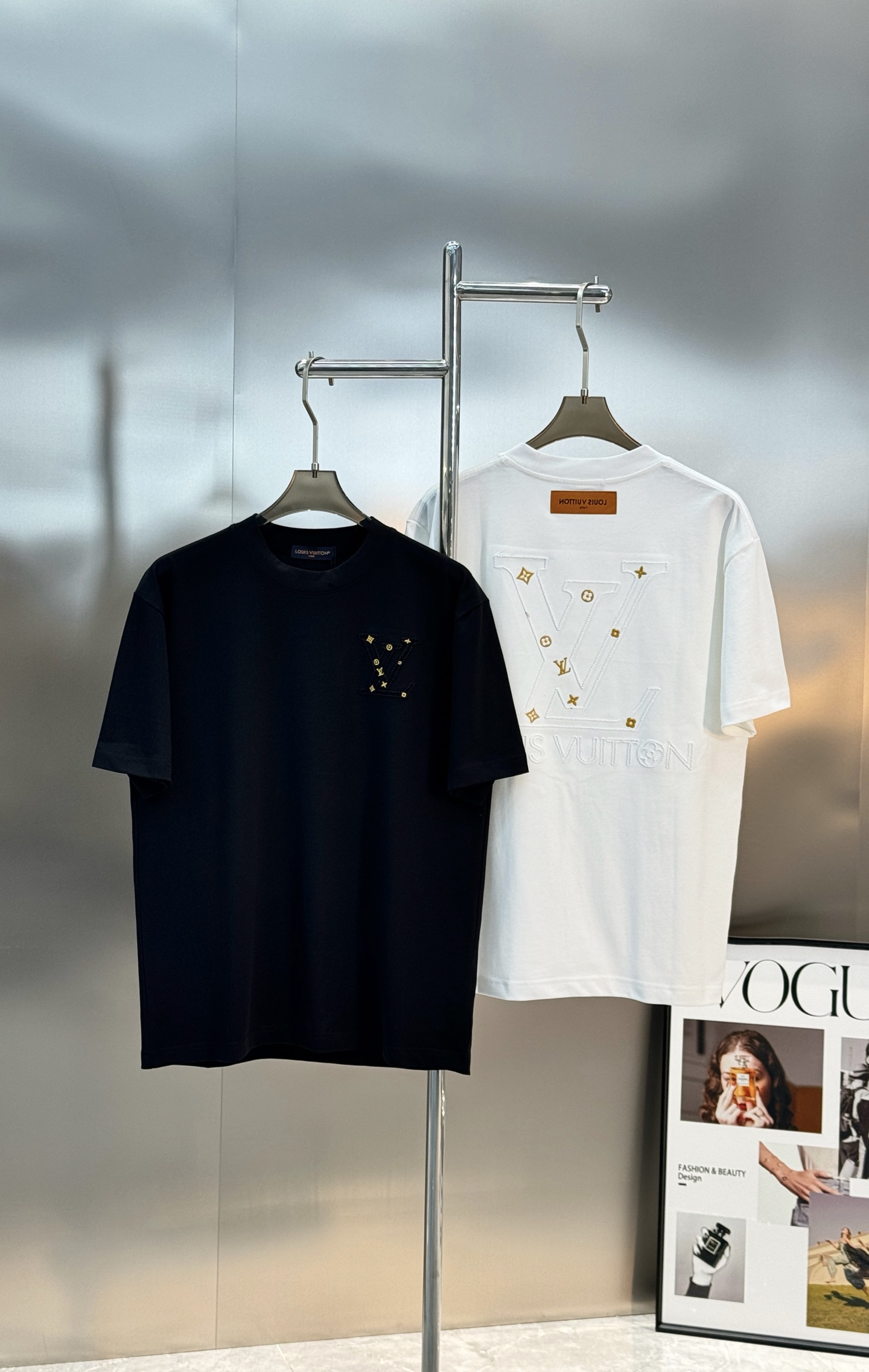 驴牌新款潮人T恤.胸前经典Monogram刺绣+金色花型点缀，后背大图形刺绣🪡彰显个性.超有辨识度。高品