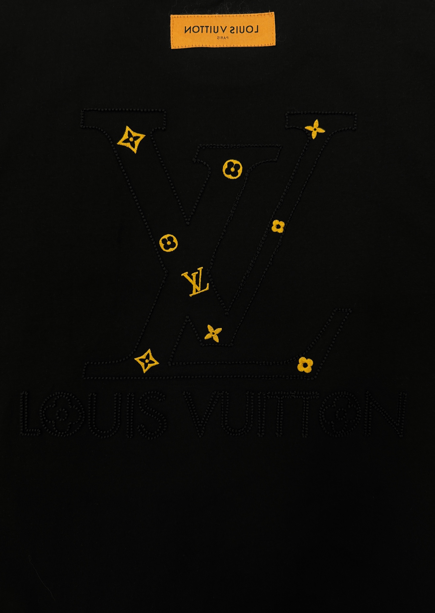 驴牌新款潮人T恤.胸前经典Monogram刺绣+金色花型点缀，后背大图形刺绣🪡彰显个性.超有辨识度。高品