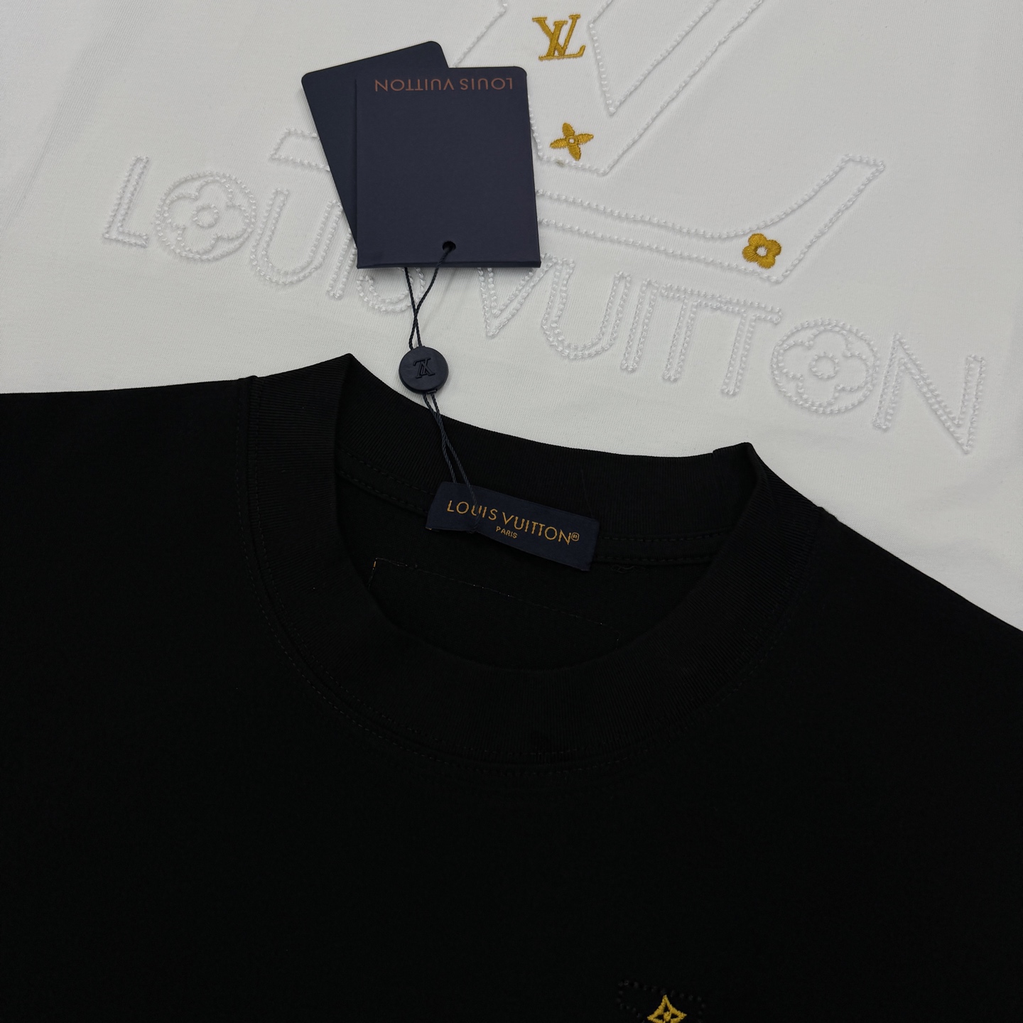 驴牌新款潮人T恤.胸前经典Monogram刺绣+金色花型点缀，后背大图形刺绣🪡彰显个性.超有辨识度。高品