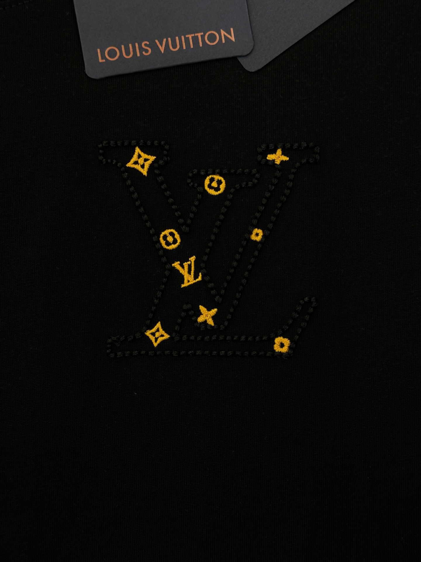 驴牌新款潮人T恤.胸前经典Monogram刺绣+金色花型点缀，后背大图形刺绣🪡彰显个性.超有辨识度。高品