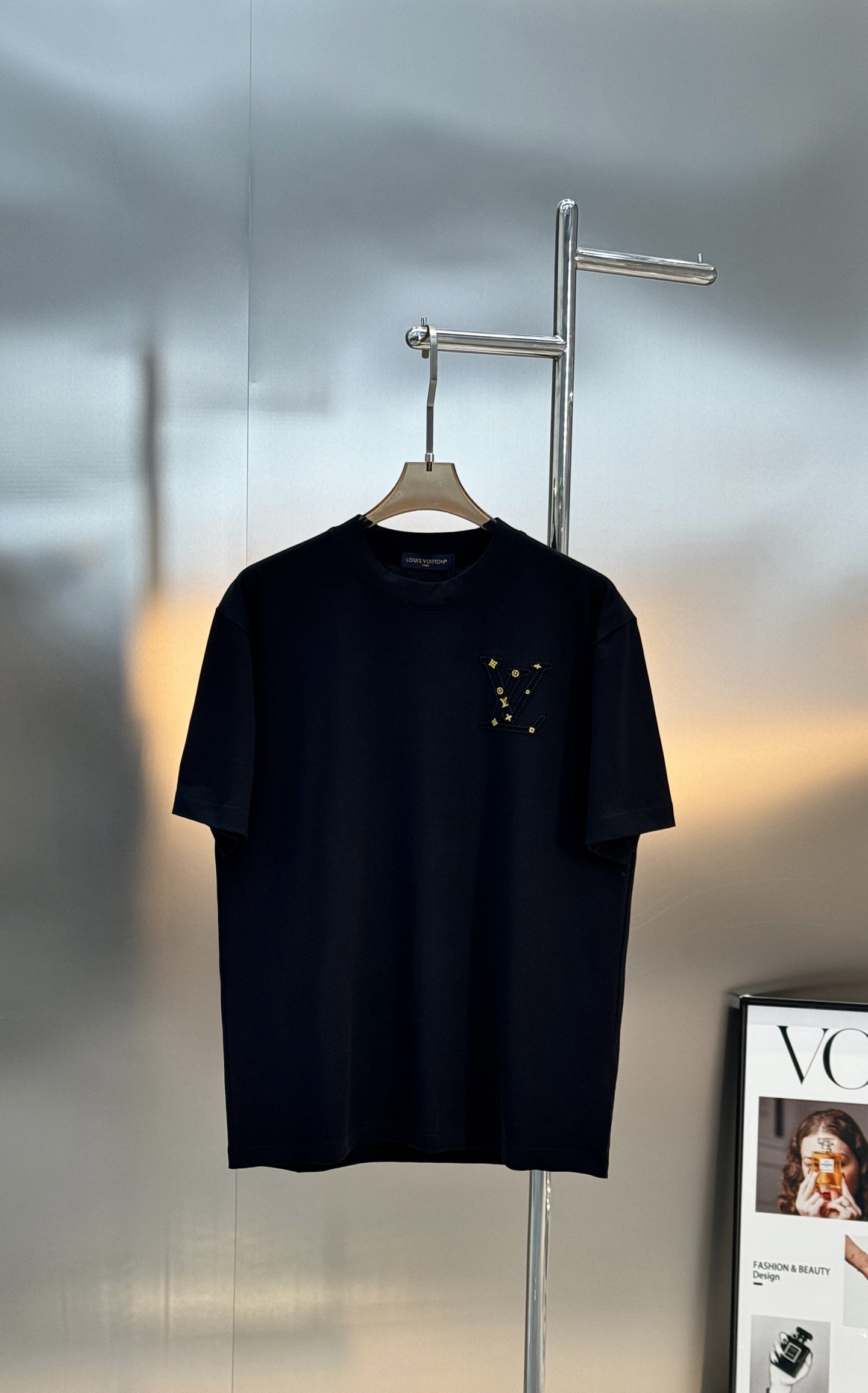 驴牌新款潮人T恤.胸前经典Monogram刺绣+金色花型点缀，后背大图形刺绣🪡彰显个性.超有辨识度。高品