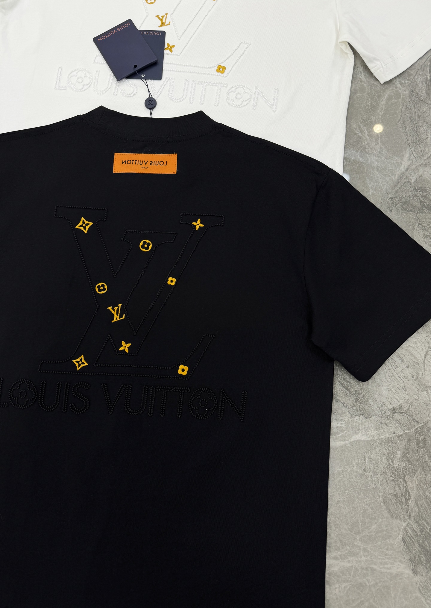 驴牌新款潮人T恤.胸前经典Monogram刺绣+金色花型点缀，后背大图形刺绣🪡彰显个性.超有辨识度。高品