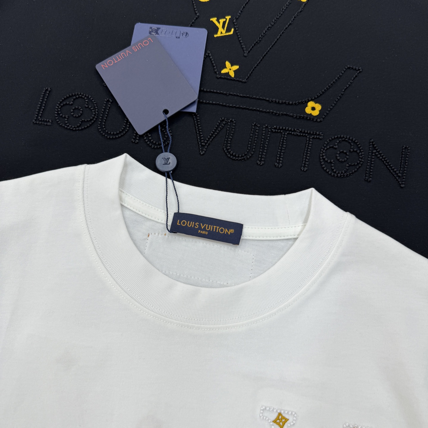 驴牌新款潮人T恤.胸前经典Monogram刺绣+金色花型点缀，后背大图形刺绣🪡彰显个性.超有辨识度。高品