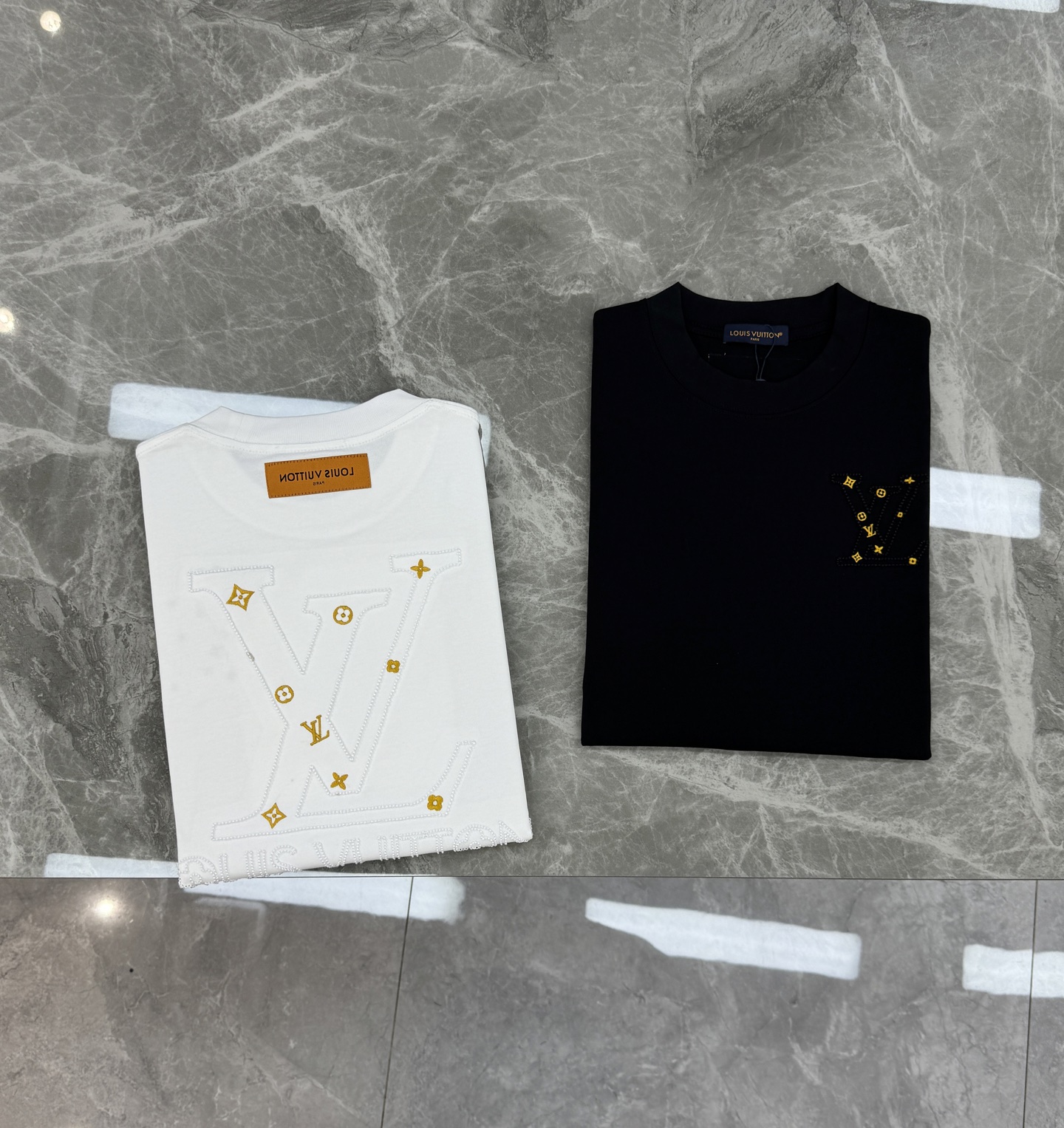 驴牌新款潮人T恤.胸前经典Monogram刺绣+金色花型点缀，后背大图形刺绣🪡彰显个性.超有辨识度。高品