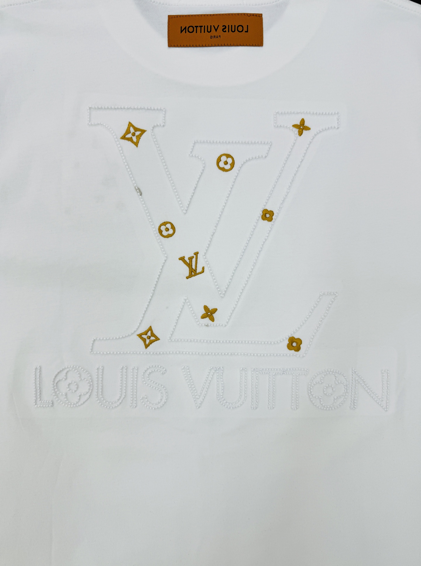 驴牌新款潮人T恤.胸前经典Monogram刺绣+金色花型点缀，后背大图形刺绣🪡彰显个性.超有辨识度。高品