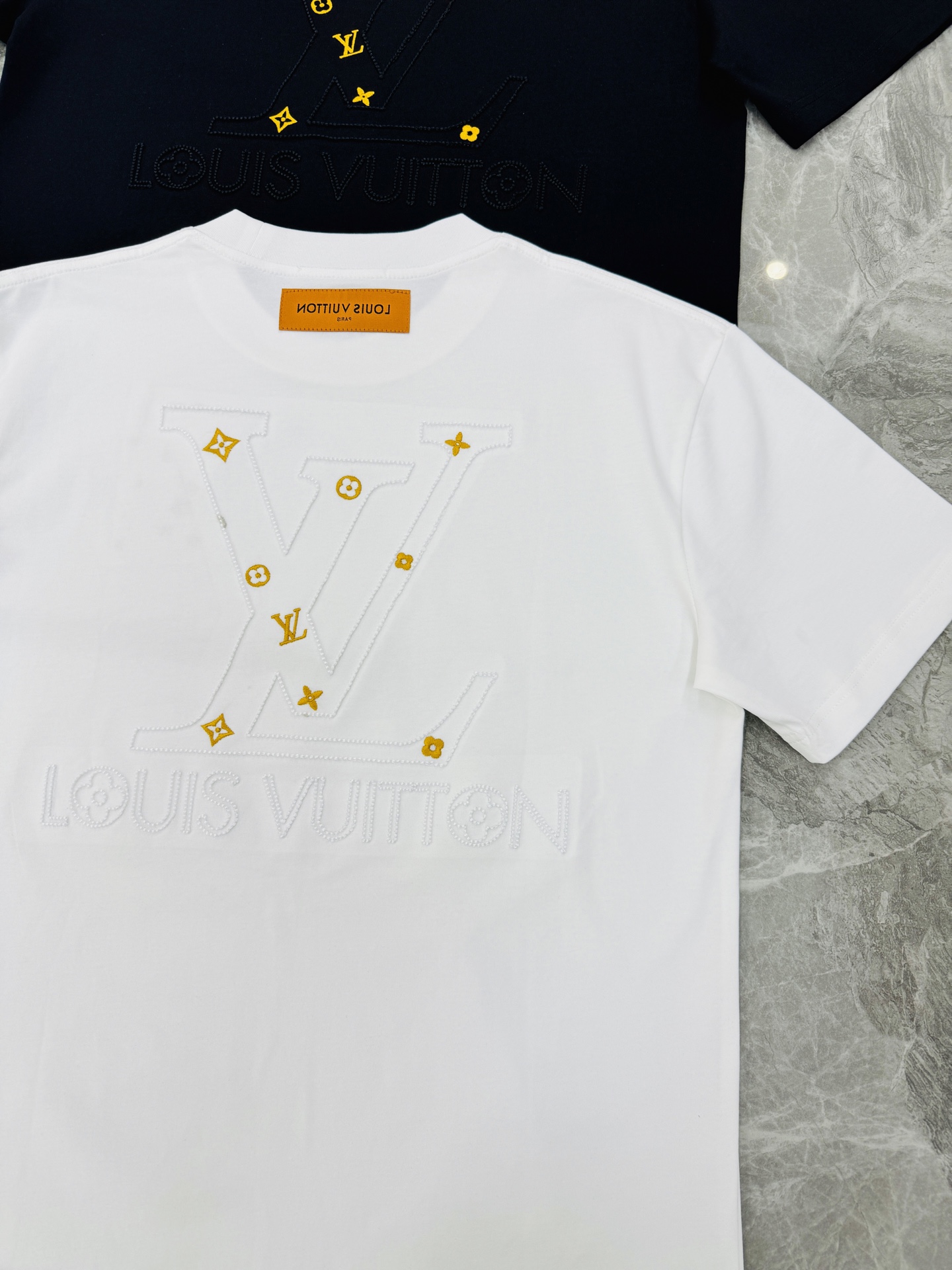 驴牌新款潮人T恤.胸前经典Monogram刺绣+金色花型点缀，后背大图形刺绣🪡彰显个性.超有辨识度。高品