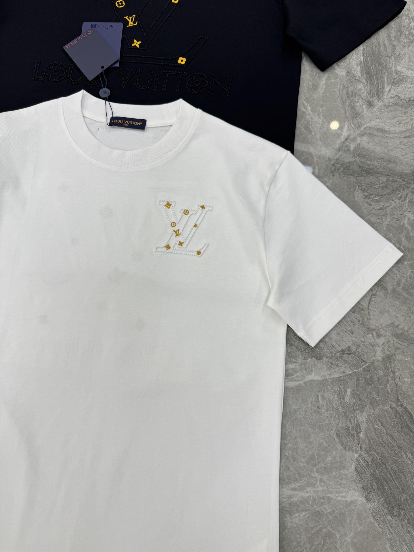 驴牌新款潮人T恤.胸前经典Monogram刺绣+金色花型点缀，后背大图形刺绣🪡彰显个性.超有辨识度。高品