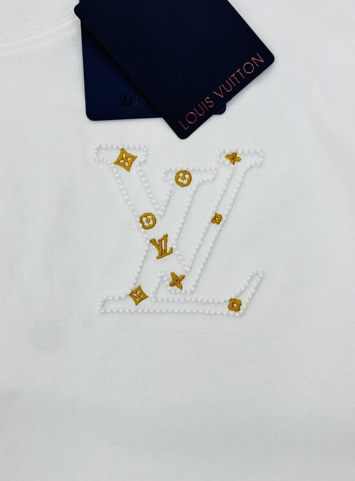 驴牌新款潮人T恤.胸前经典Monogram刺绣+金色花型点缀，后背大图形刺绣🪡彰显个性.超有辨识度。高品