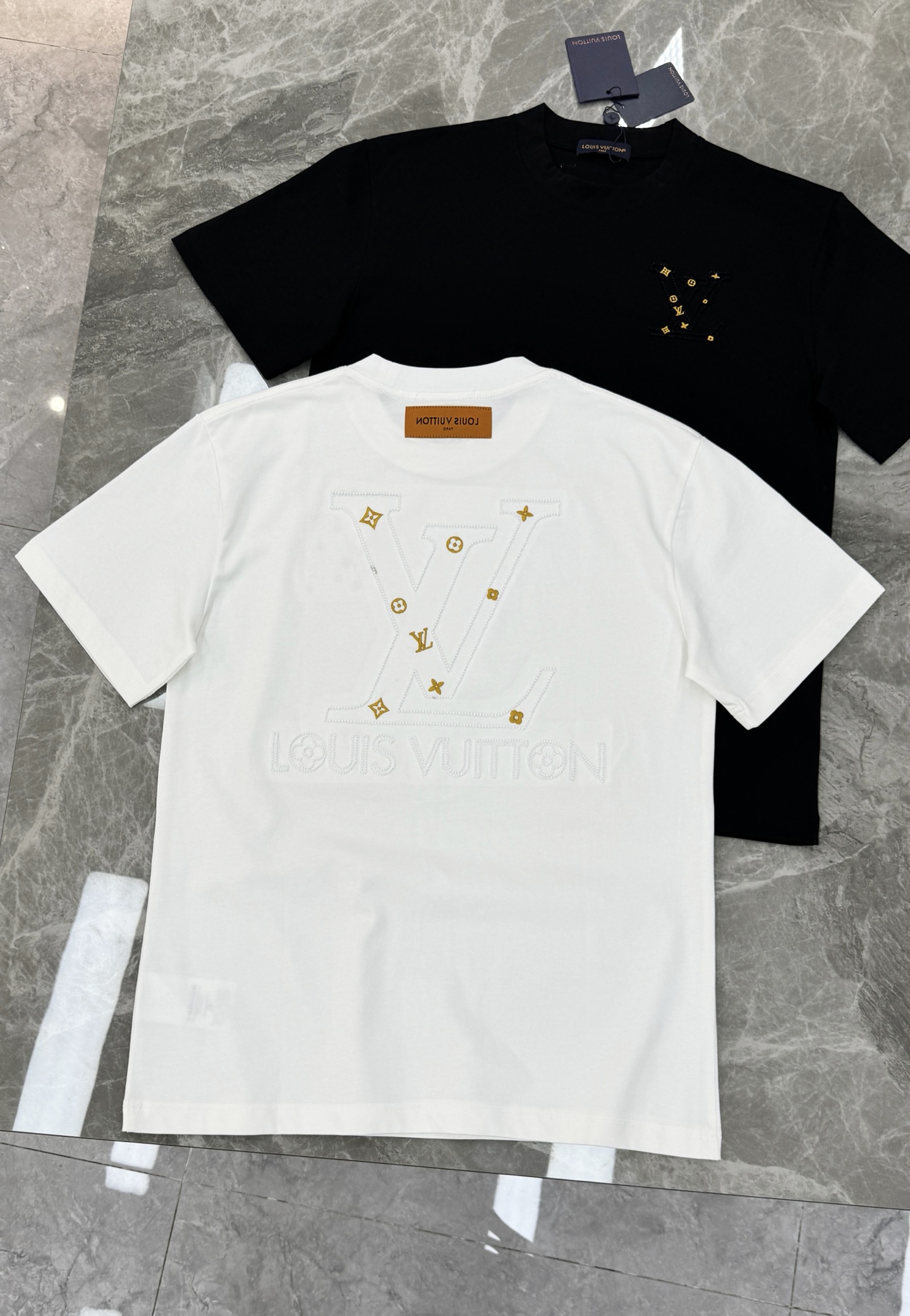 驴牌新款潮人T恤.胸前经典Monogram刺绣+金色花型点缀，后背大图形刺绣🪡彰显个性.超有辨识度。高品