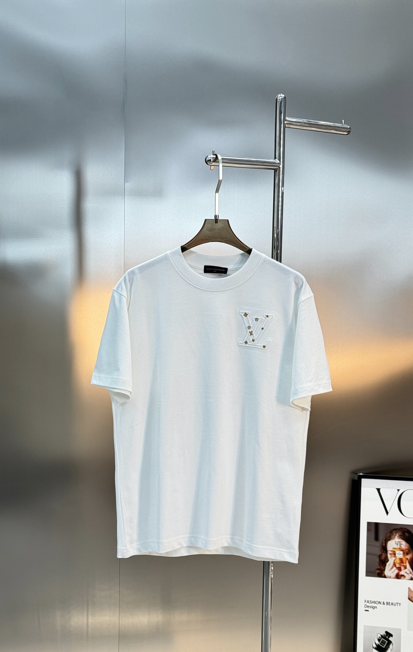 驴牌新款潮人T恤.胸前经典Monogram刺绣+金色花型点缀，后背大图形刺绣🪡彰显个性.超有辨识度。高品