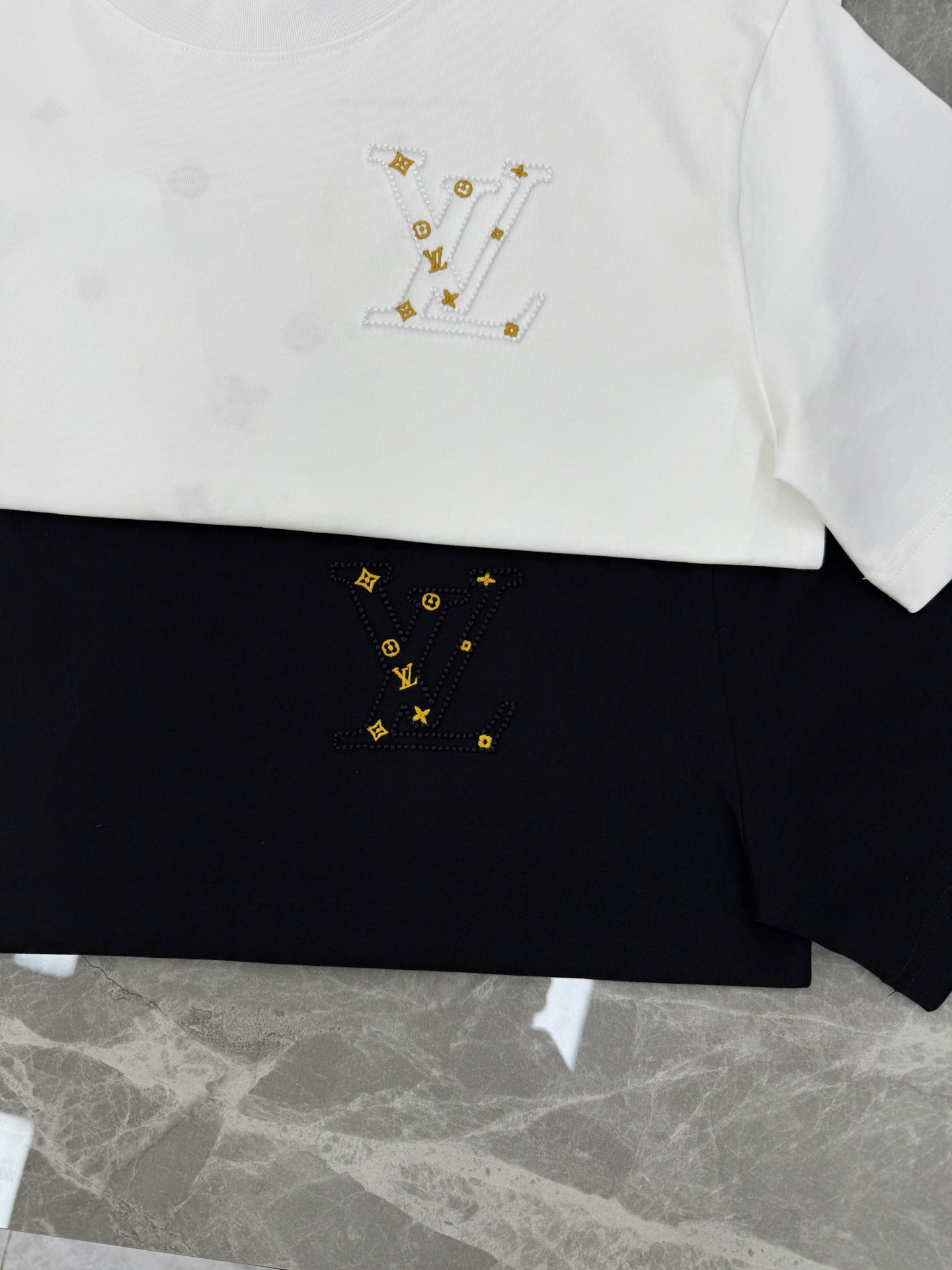 驴牌新款潮人T恤.胸前经典Monogram刺绣+金色花型点缀，后背大图形刺绣🪡彰显个性.超有辨识度。高品