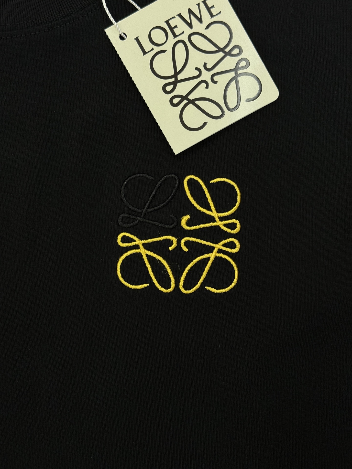 LOEWE罗意威新品金色刺绣T恤.这款T恤采用高品质棉料，柔软舒适，日常穿着超友好。胸前及背部金色