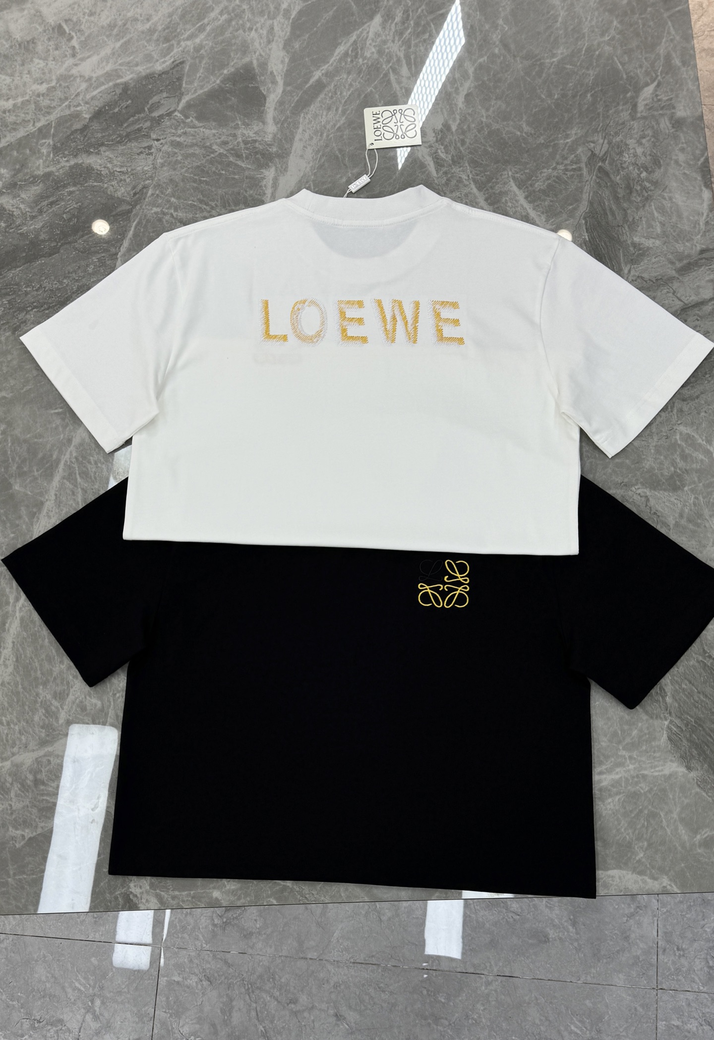LOEWE罗意威新品金色刺绣T恤.这款T恤采用高品质棉料，柔软舒适，日常穿着超友好。胸前及背部金色