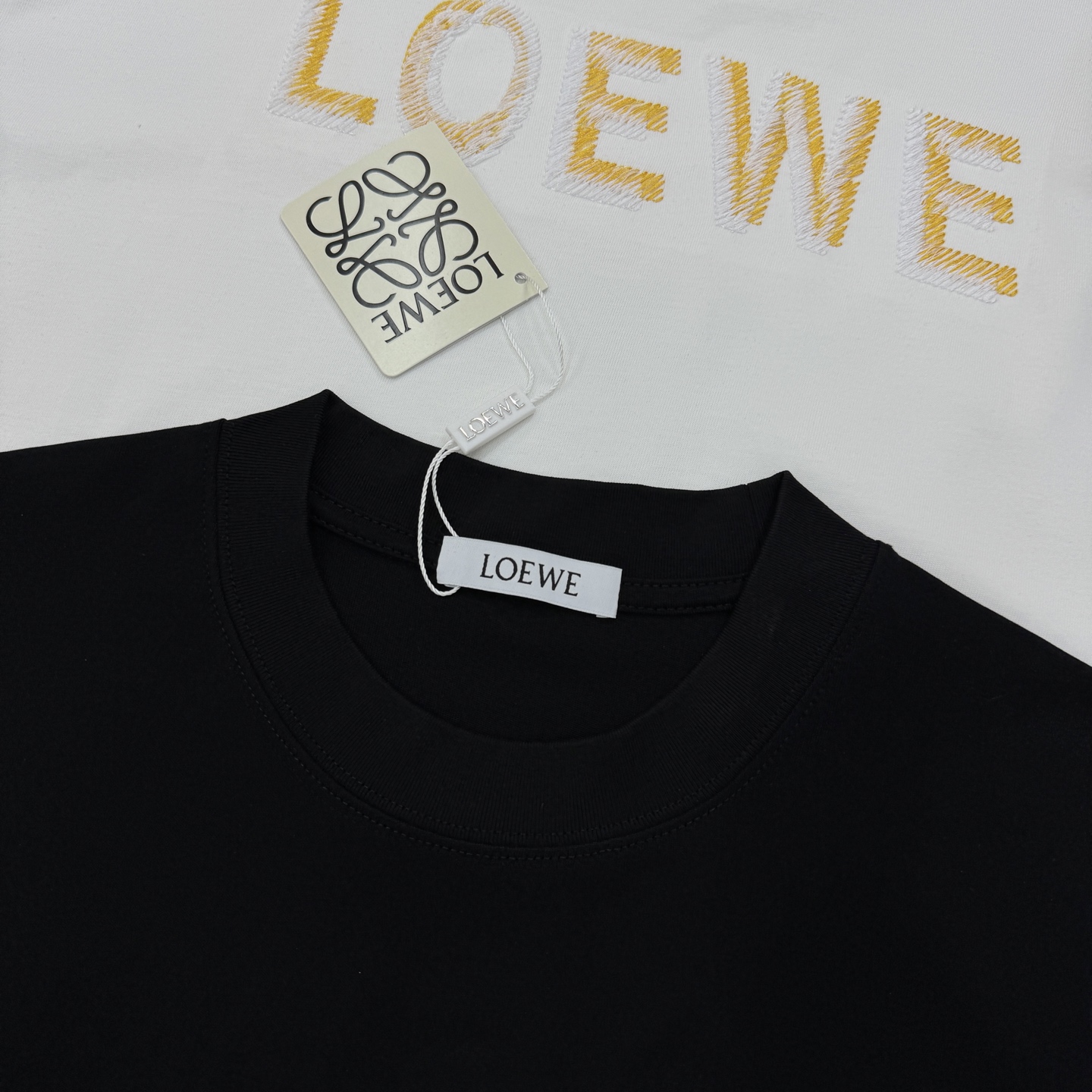 LOEWE罗意威新品金色刺绣T恤.这款T恤采用高品质棉料，柔软舒适，日常穿着超友好。胸前及背部金色