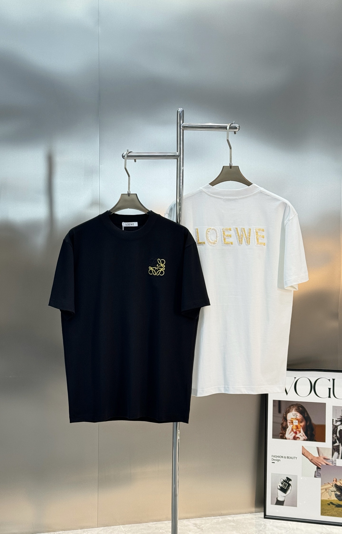 LOEWE罗意威新品金色刺绣T恤.这款T恤采用高品质棉料，柔软舒适，日常穿着超友好。胸前及背部金色