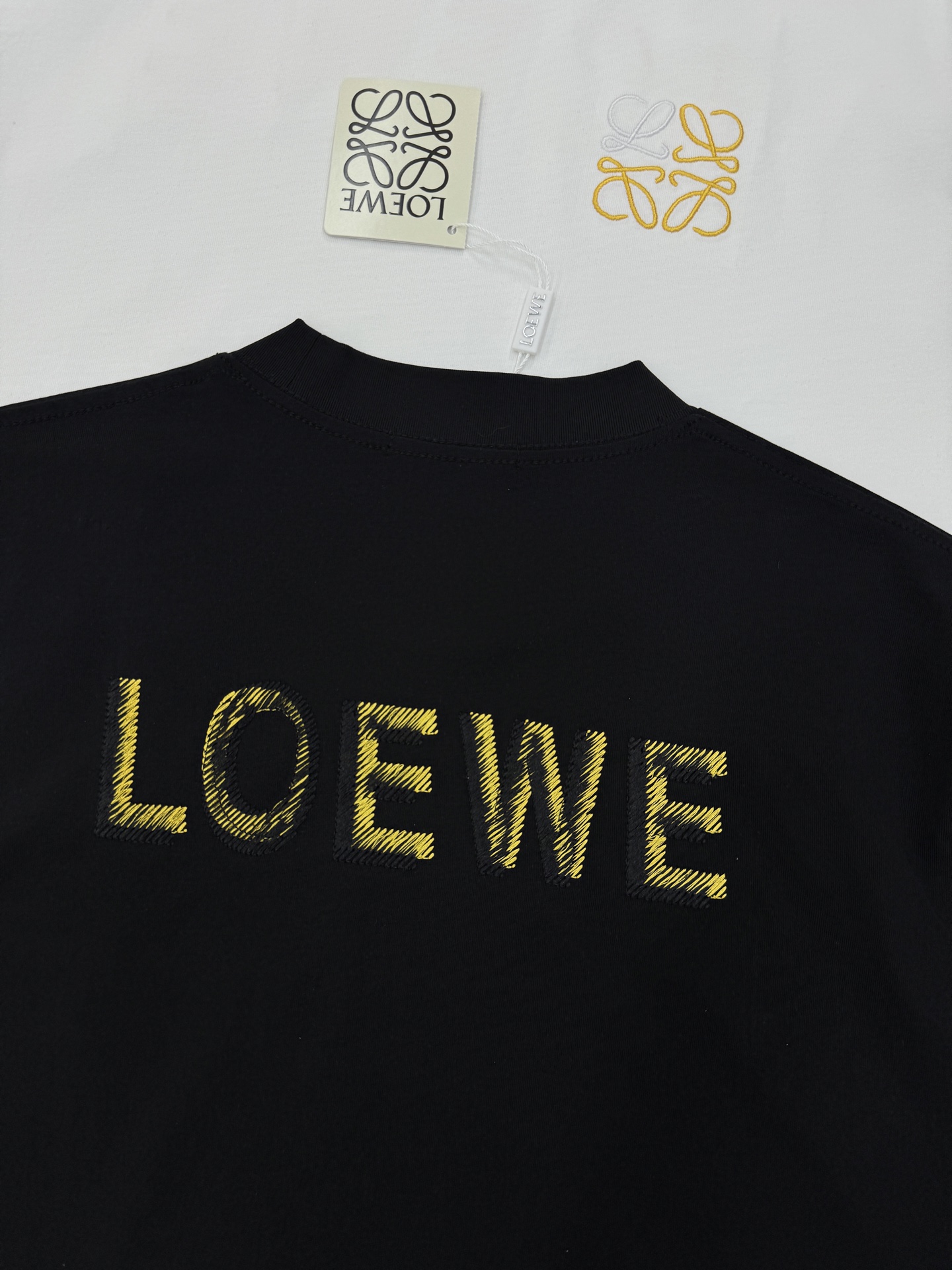 LOEWE罗意威新品金色刺绣T恤.这款T恤采用高品质棉料，柔软舒适，日常穿着超友好。胸前及背部金色