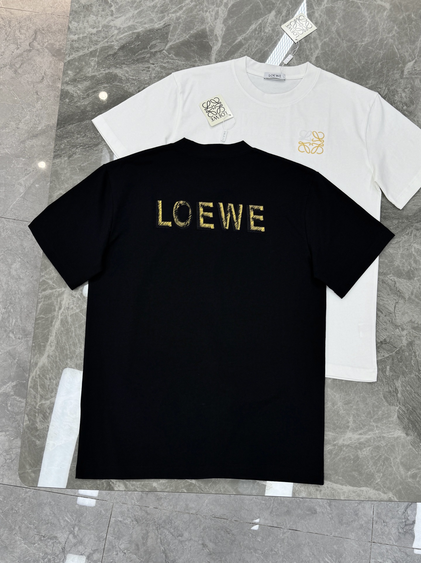 LOEWE罗意威新品金色刺绣T恤.这款T恤采用高品质棉料，柔软舒适，日常穿着超友好。胸前及背部金色