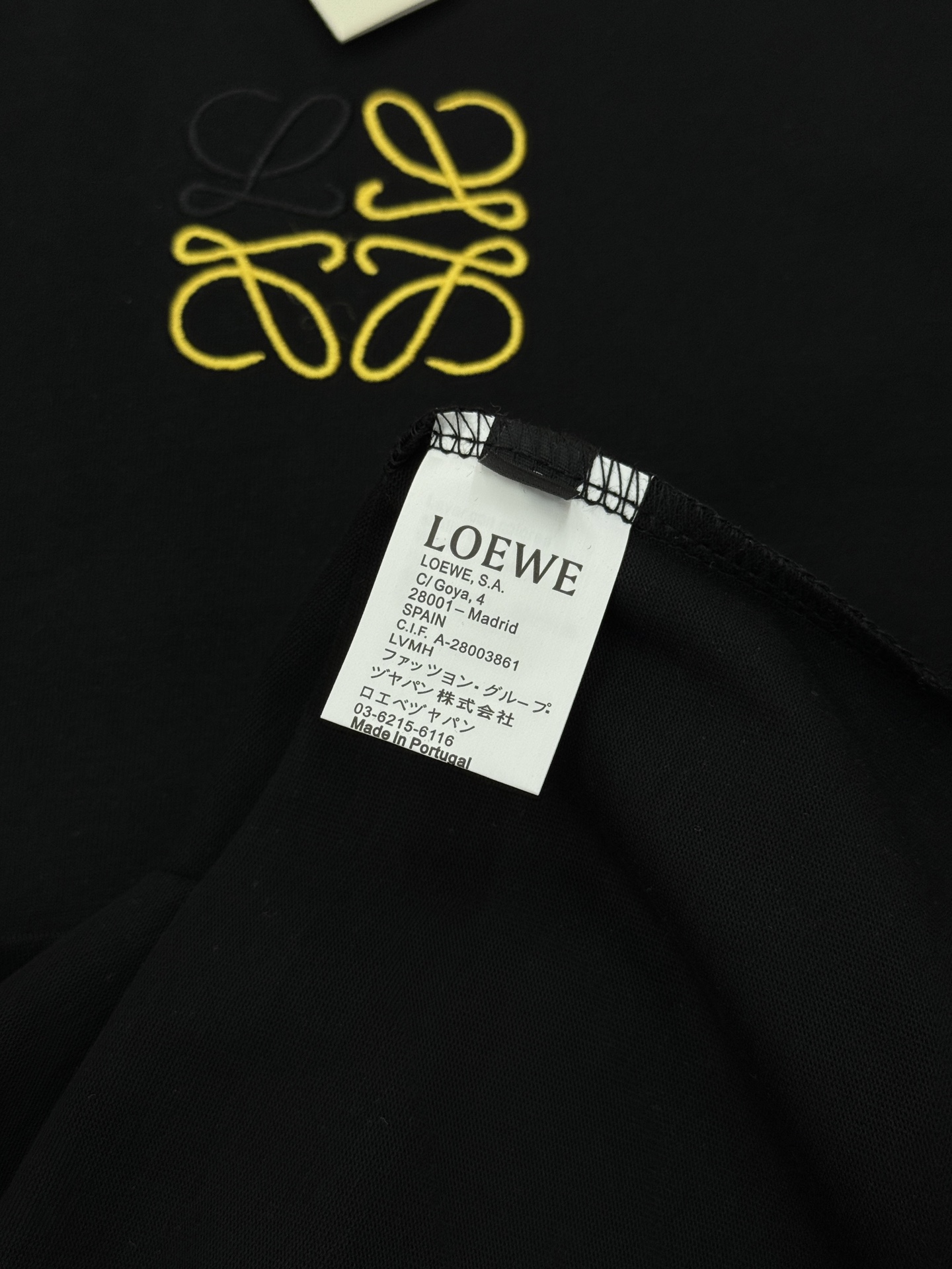 LOEWE罗意威新品金色刺绣T恤.这款T恤采用高品质棉料，柔软舒适，日常穿着超友好。胸前及背部金色