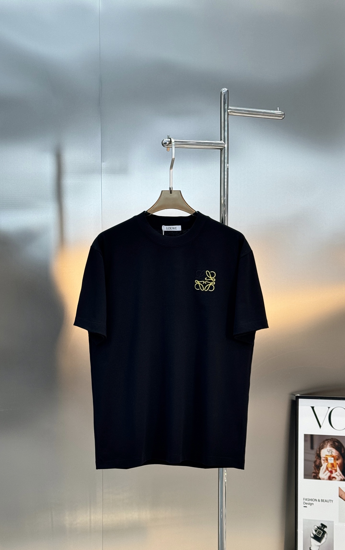 LOEWE罗意威新品金色刺绣T恤.这款T恤采用高品质棉料，柔软舒适，日常穿着超友好。胸前及背部金色