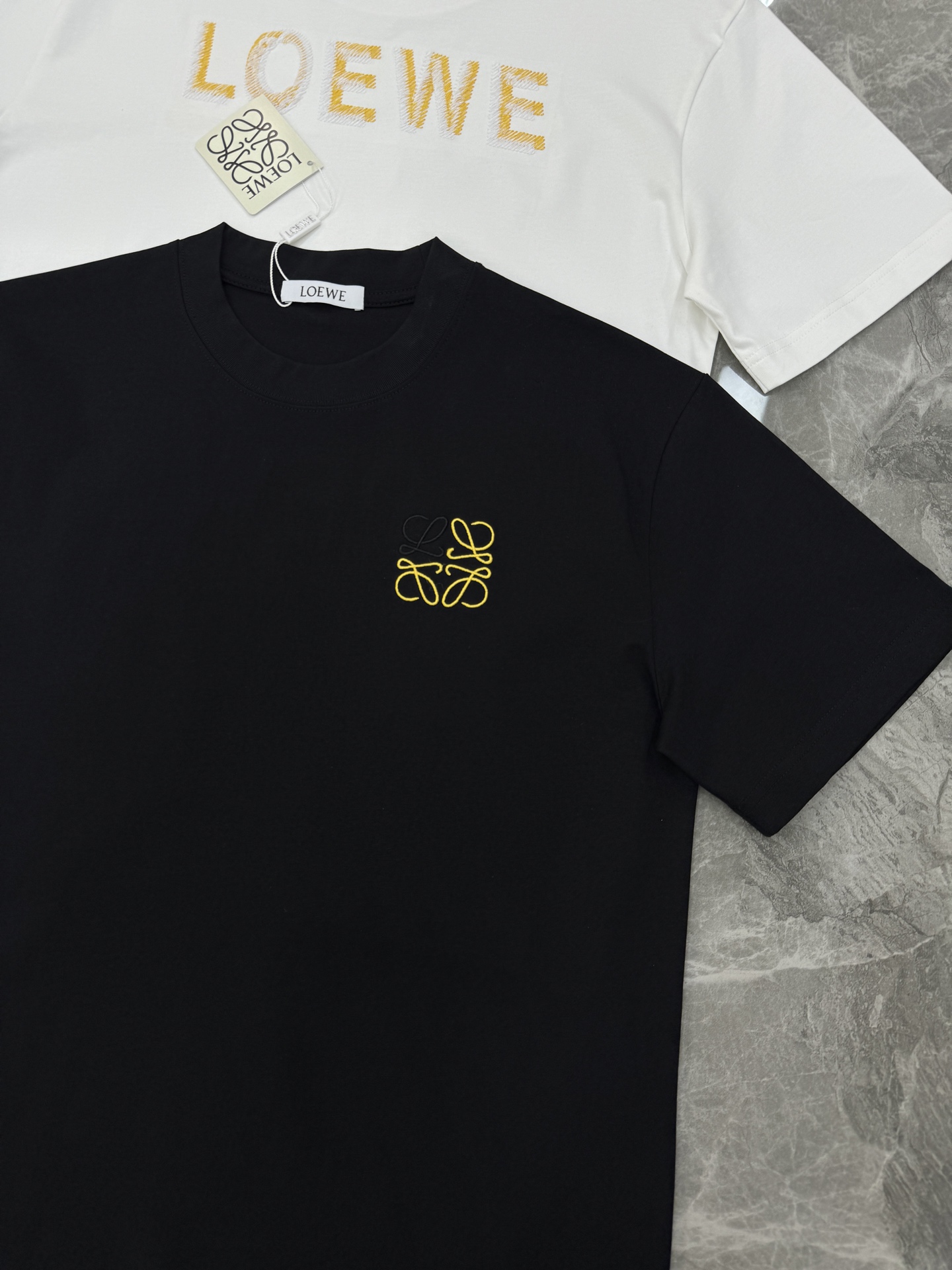 LOEWE罗意威新品金色刺绣T恤.这款T恤采用高品质棉料，柔软舒适，日常穿着超友好。胸前及背部金色