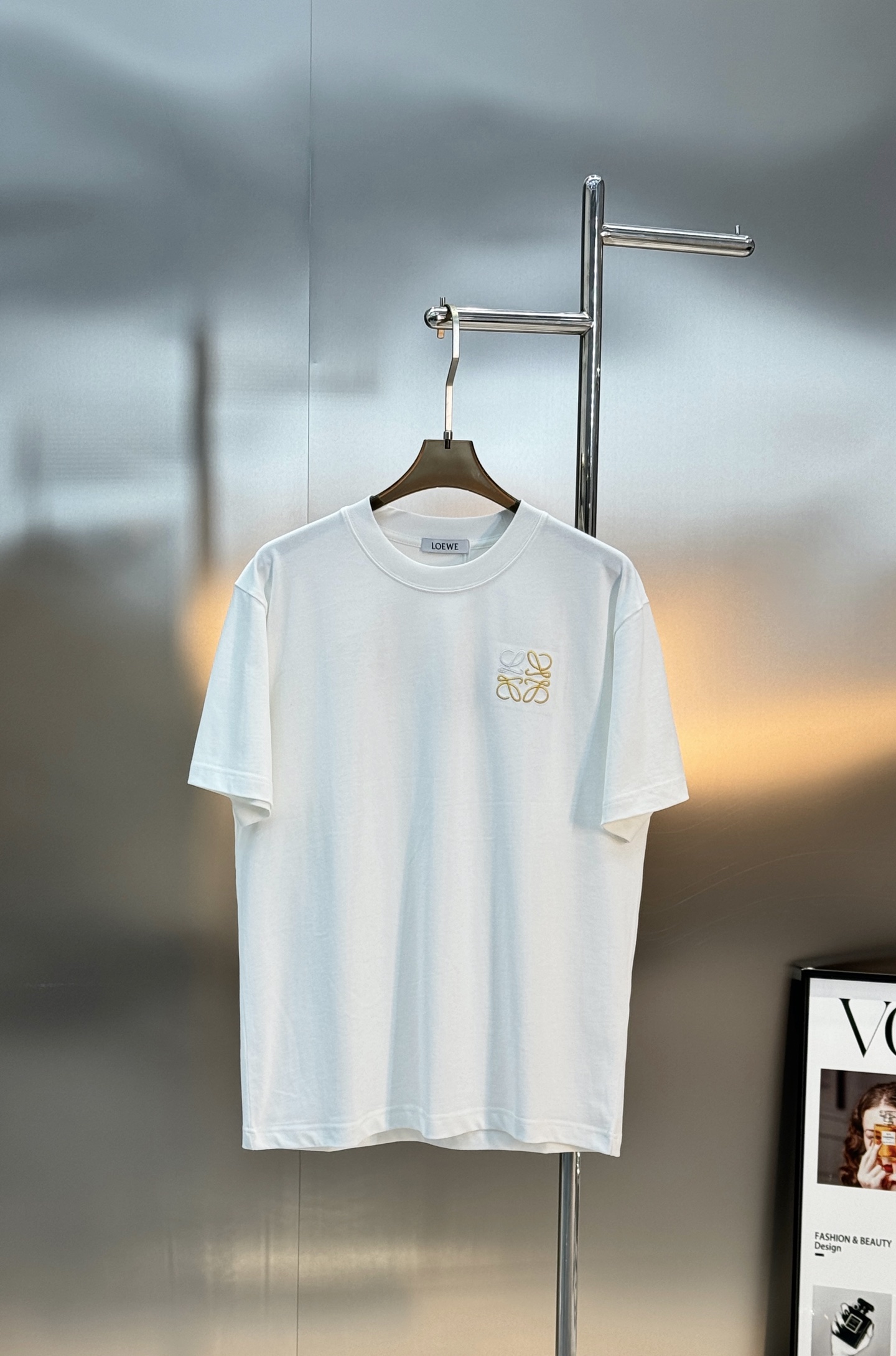 LOEWE罗意威新品金色刺绣T恤.这款T恤采用高品质棉料，柔软舒适，日常穿着超友好。胸前及背部金色