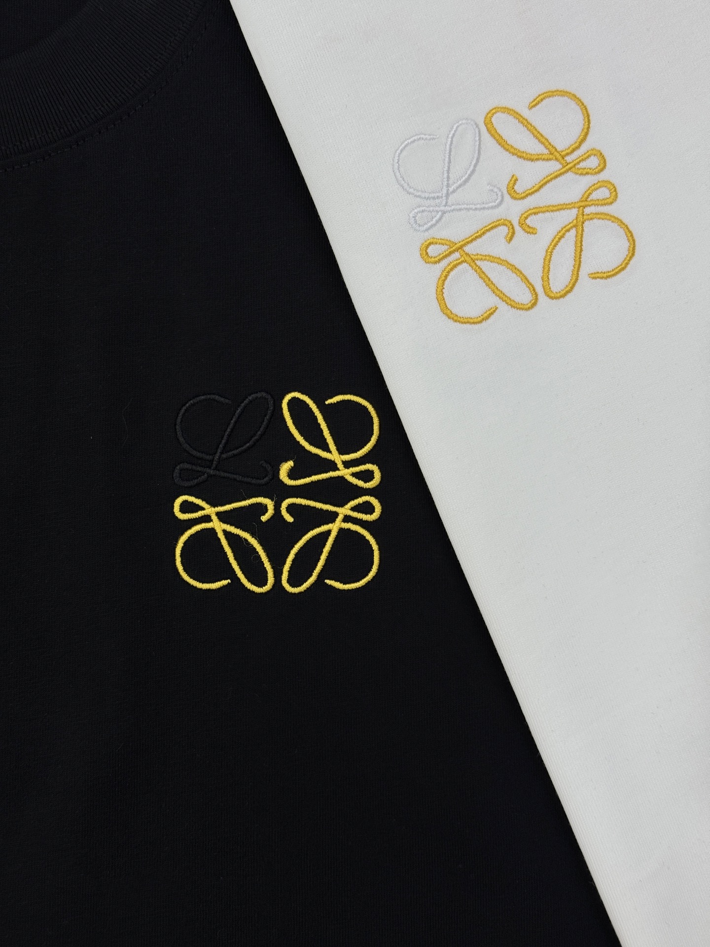 LOEWE罗意威新品金色刺绣T恤.这款T恤采用高品质棉料，柔软舒适，日常穿着超友好。胸前及背部金色