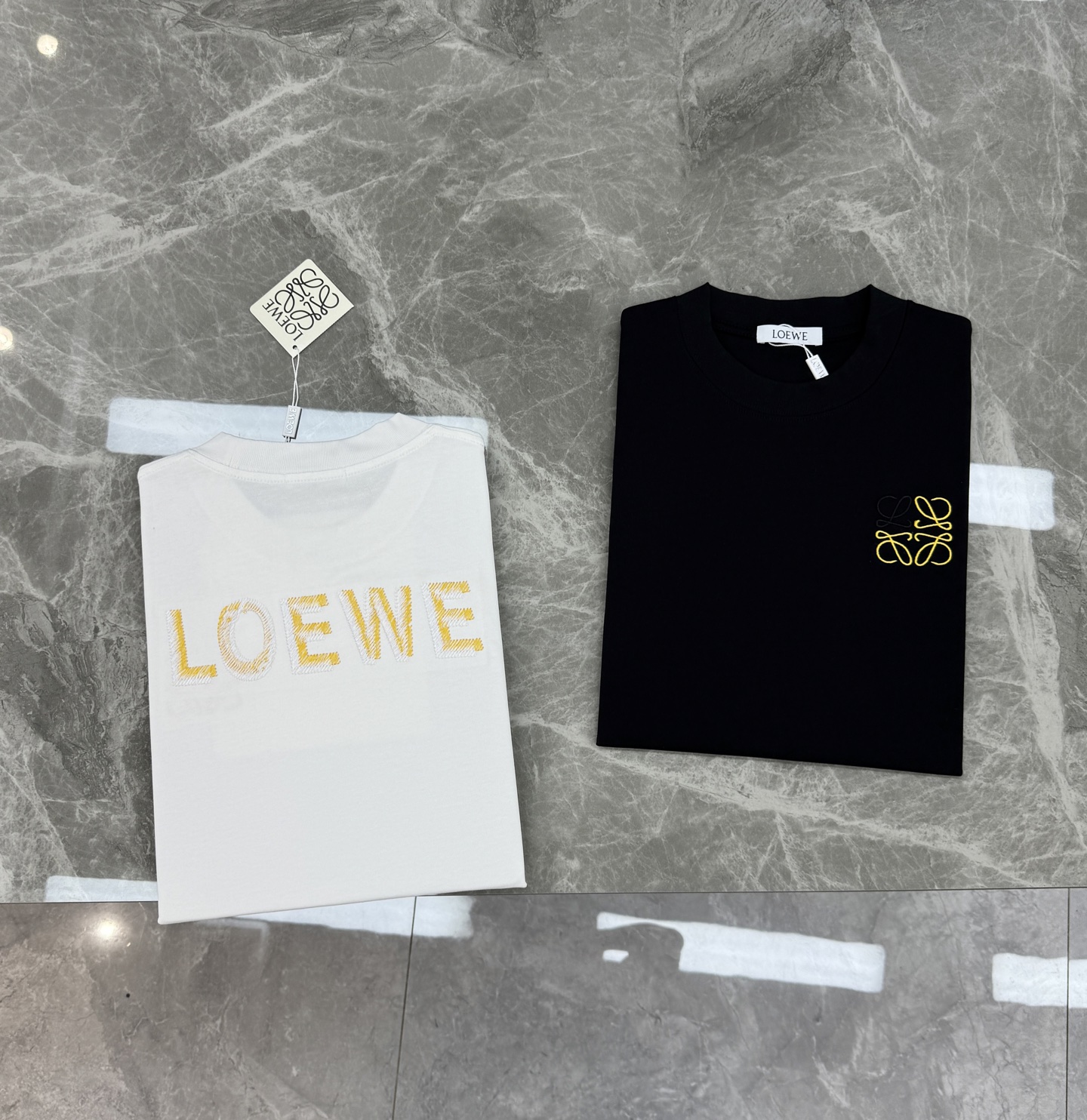 LOEWE罗意威新品金色刺绣T恤.这款T恤采用高品质棉料，柔软舒适，日常穿着超友好。胸前及背部金色