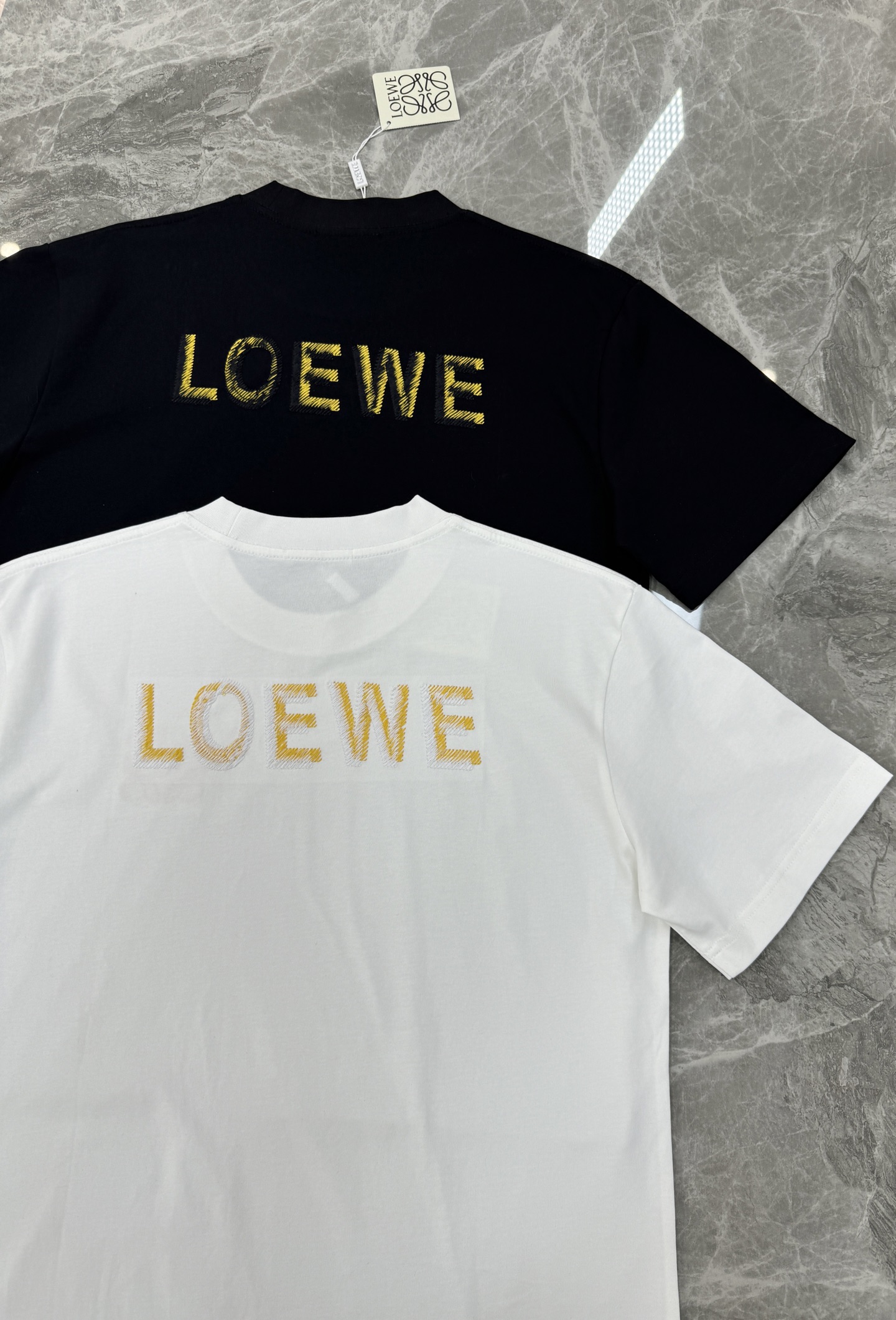 LOEWE罗意威新品金色刺绣T恤.这款T恤采用高品质棉料，柔软舒适，日常穿着超友好。胸前及背部金色