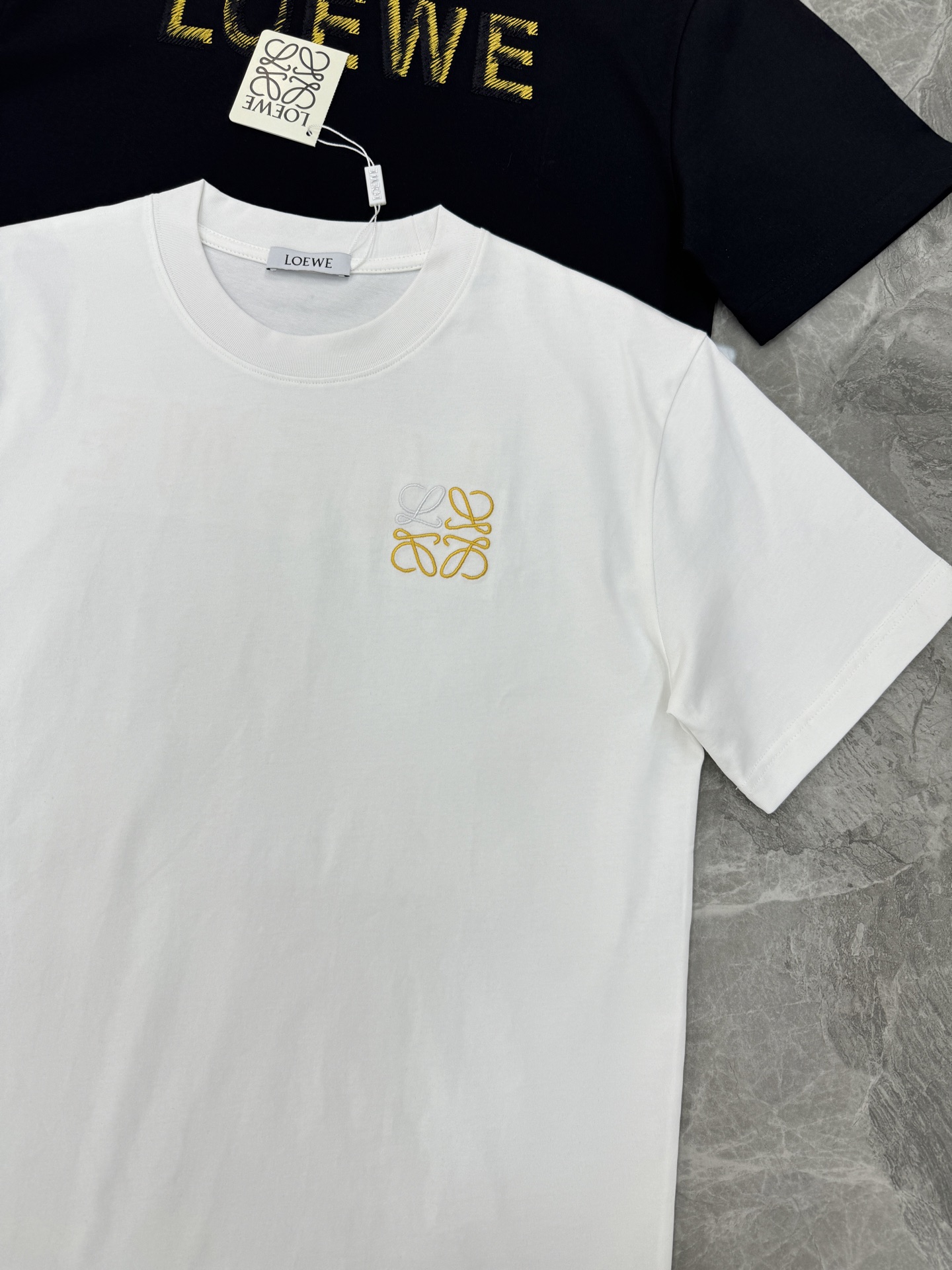 LOEWE罗意威新品金色刺绣T恤.这款T恤采用高品质棉料，柔软舒适，日常穿着超友好。胸前及背部金色
