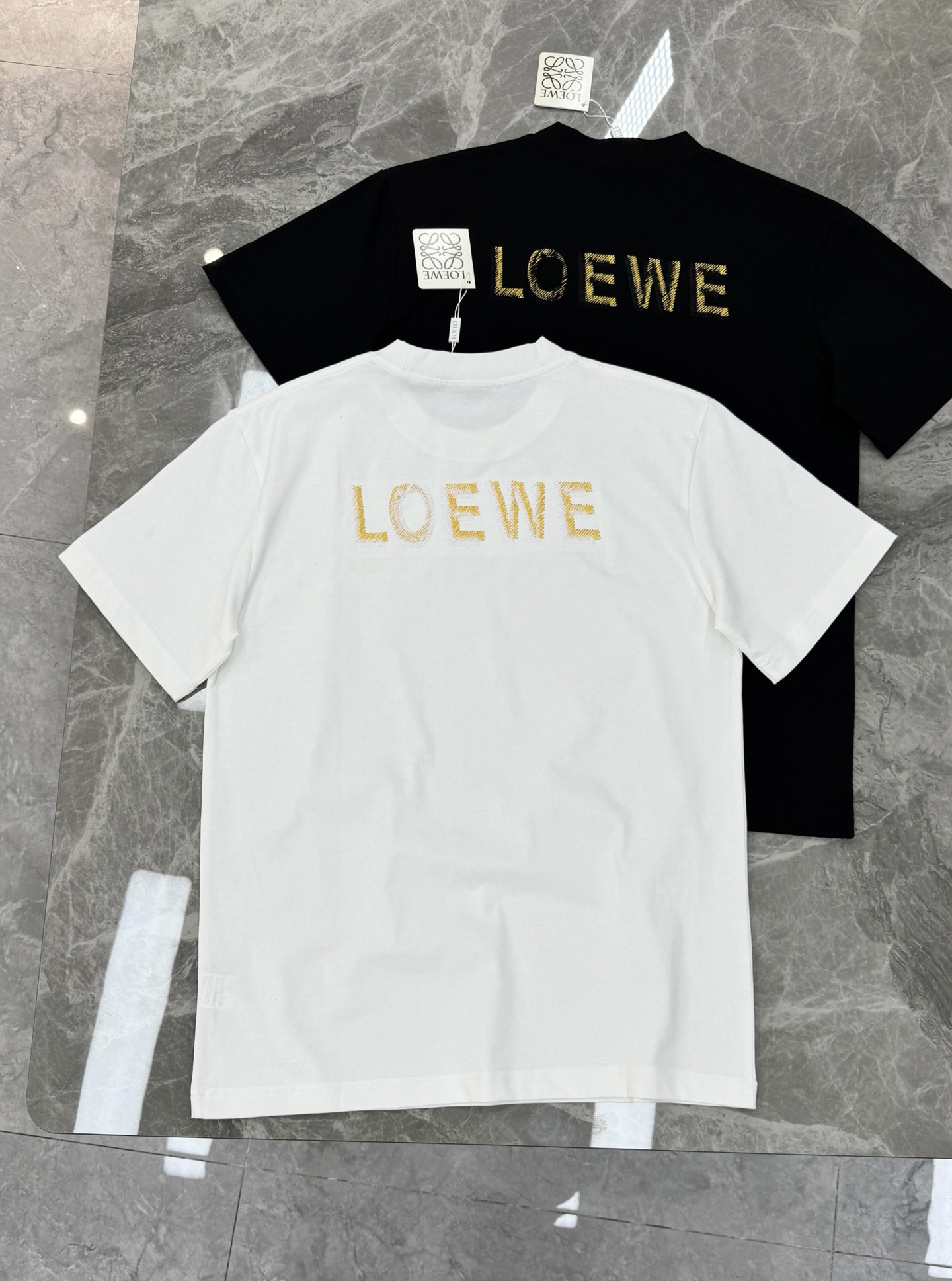 LOEWE罗意威新品金色刺绣T恤.这款T恤采用高品质棉料，柔软舒适，日常穿着超友好。胸前及背部金色