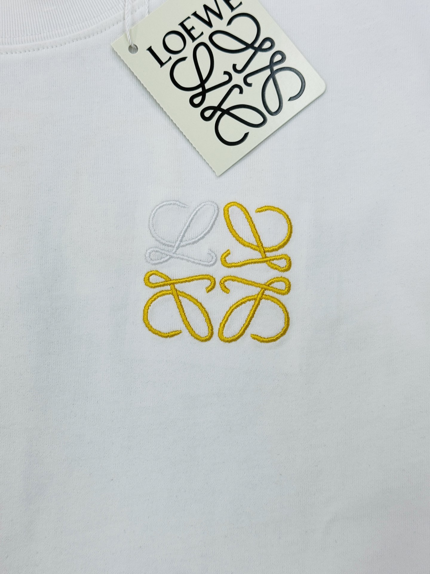 LOEWE罗意威新品金色刺绣T恤.这款T恤采用高品质棉料，柔软舒适，日常穿着超友好。胸前及背部金色
