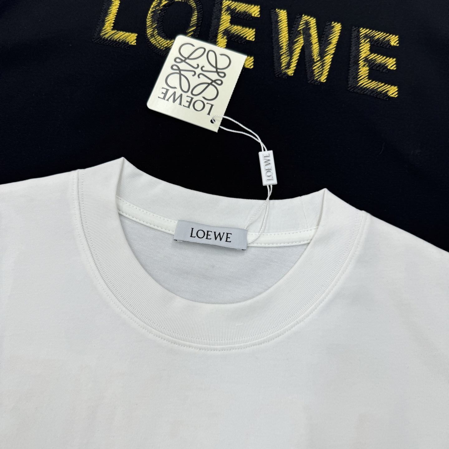 LOEWE罗意威新品金色刺绣T恤.这款T恤采用高品质棉料，柔软舒适，日常穿着超友好。胸前及背部金色