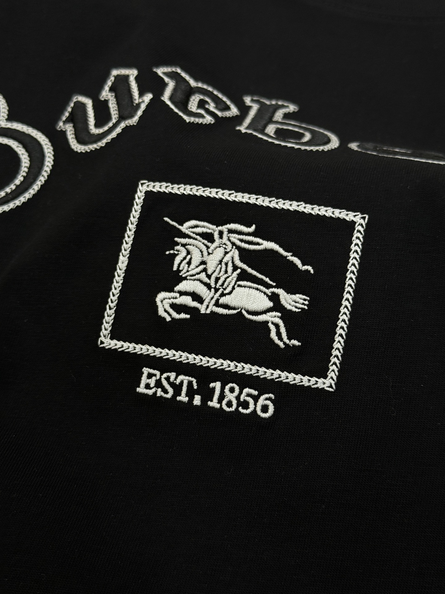 Burberry巴宝莉新品刺绣T恤.男女同款.胸前经典刺绣Logo设计，正面有品牌名称和骑士徽标，英伦风