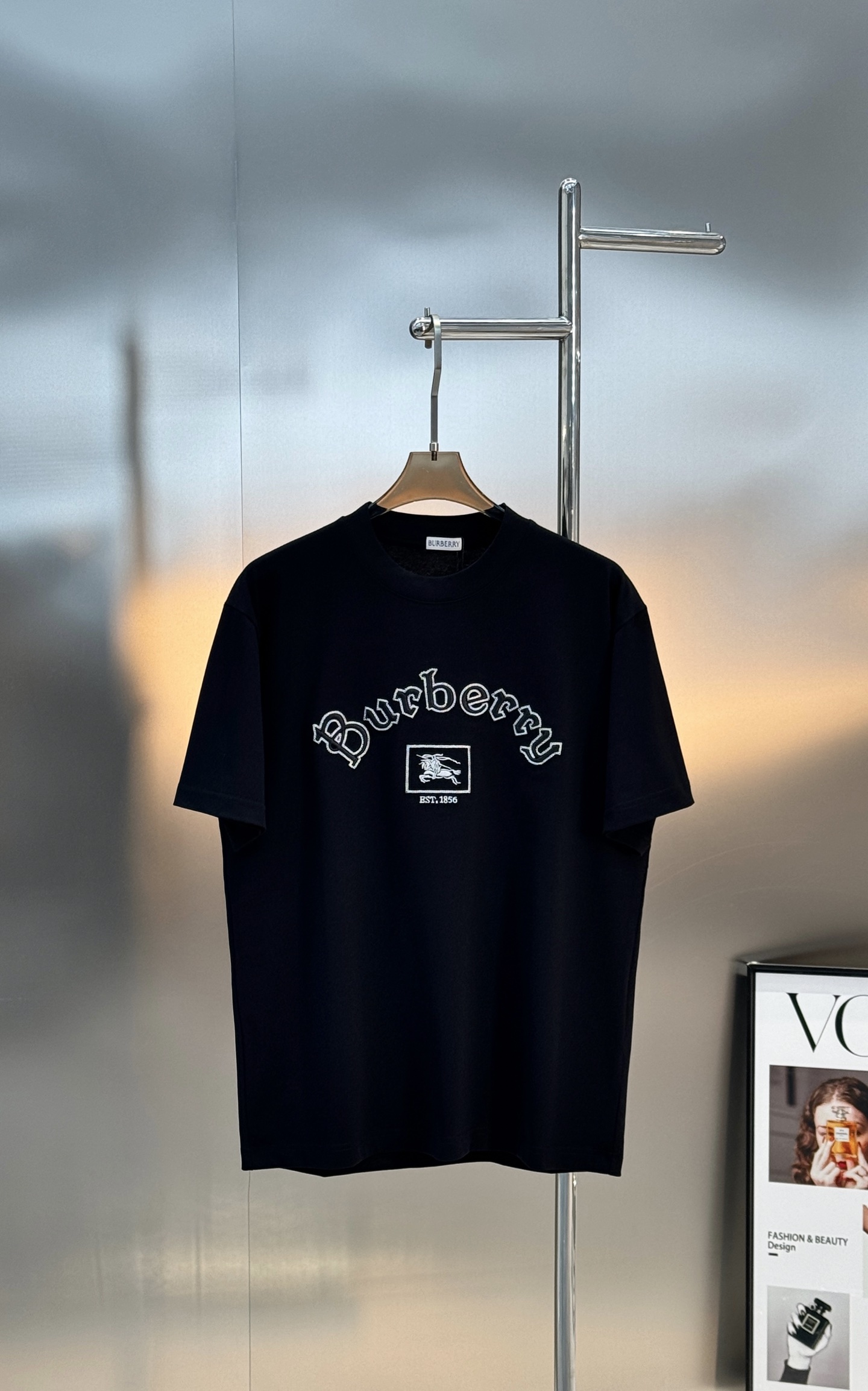 Burberry巴宝莉新品刺绣T恤.男女同款.胸前经典刺绣Logo设计，正面有品牌名称和骑士徽标，英伦风