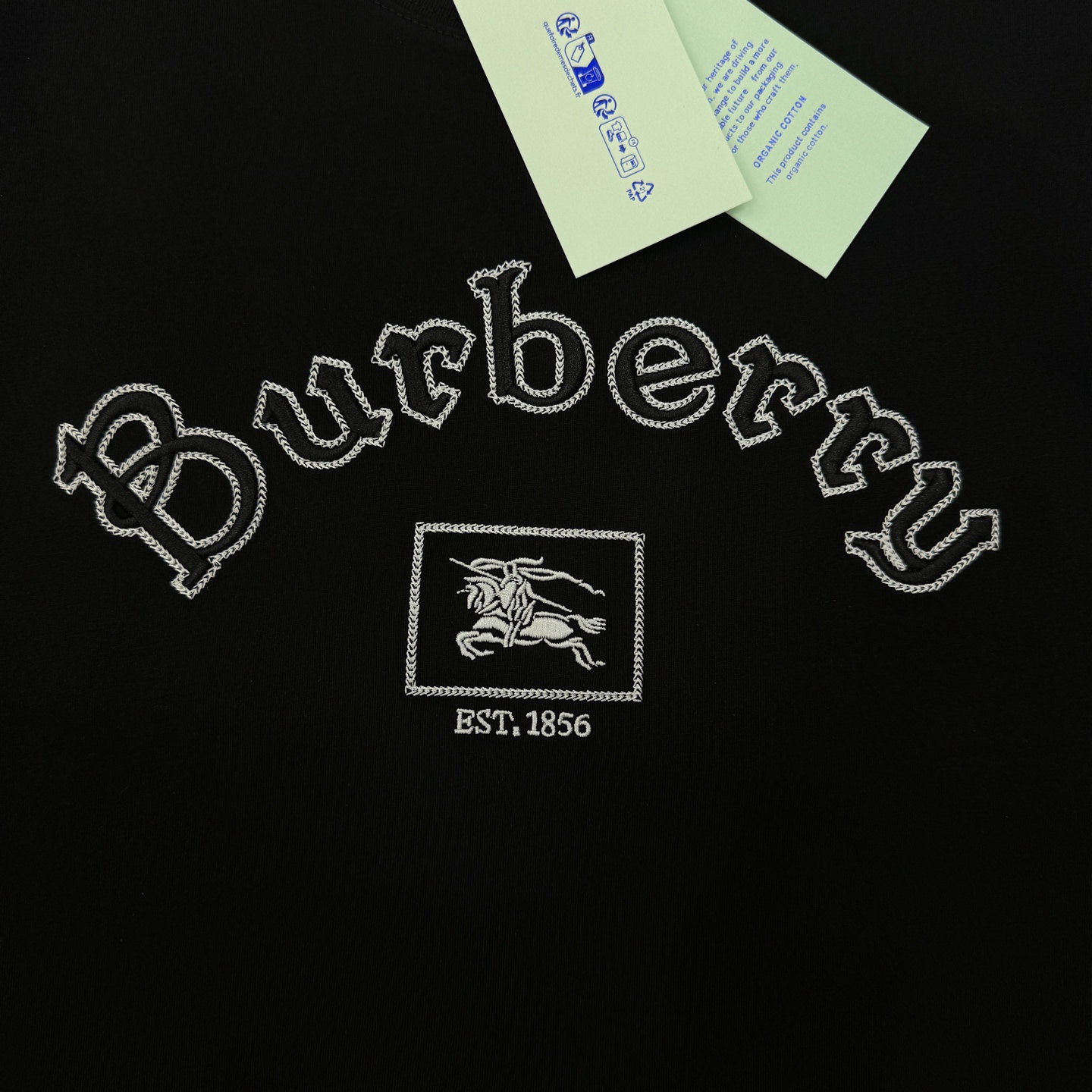 Burberry巴宝莉新品刺绣T恤.男女同款.胸前经典刺绣Logo设计，正面有品牌名称和骑士徽标，英伦风