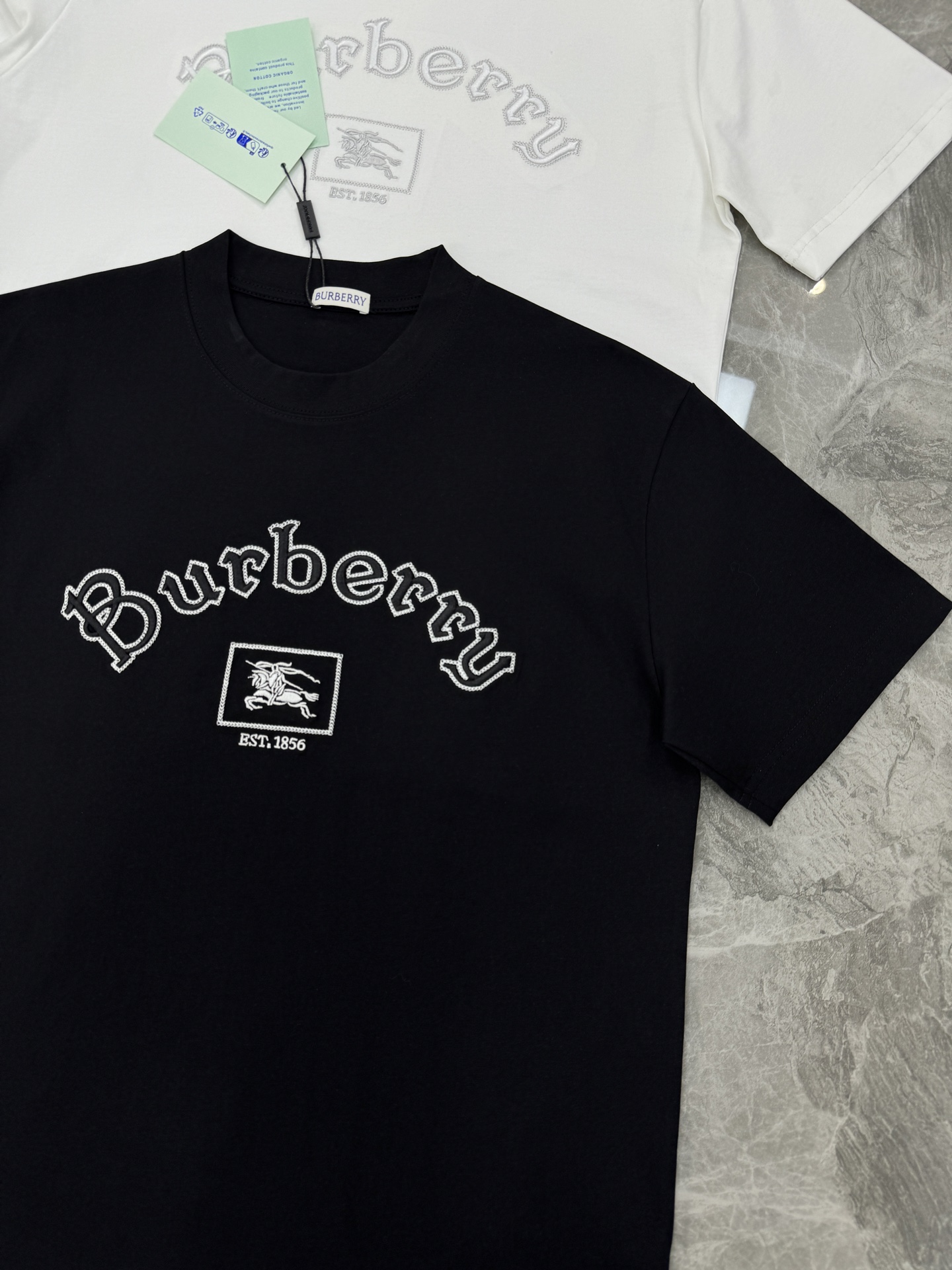 Burberry巴宝莉新品刺绣T恤.男女同款.胸前经典刺绣Logo设计，正面有品牌名称和骑士徽标，英伦风