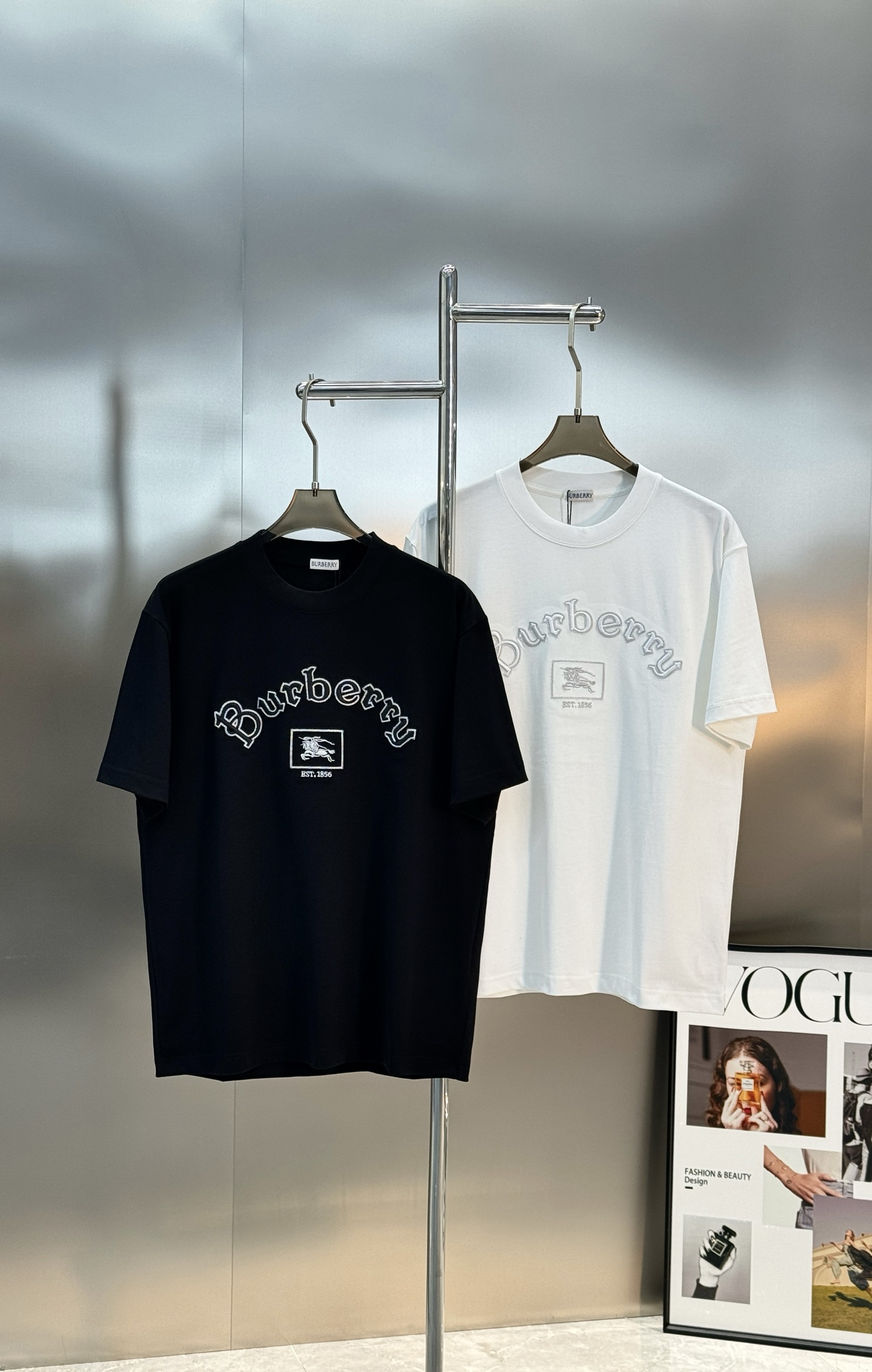 Burberry巴宝莉新品刺绣T恤.男女同款.胸前经典刺绣Logo设计，正面有品牌名称和骑士徽标，英伦风