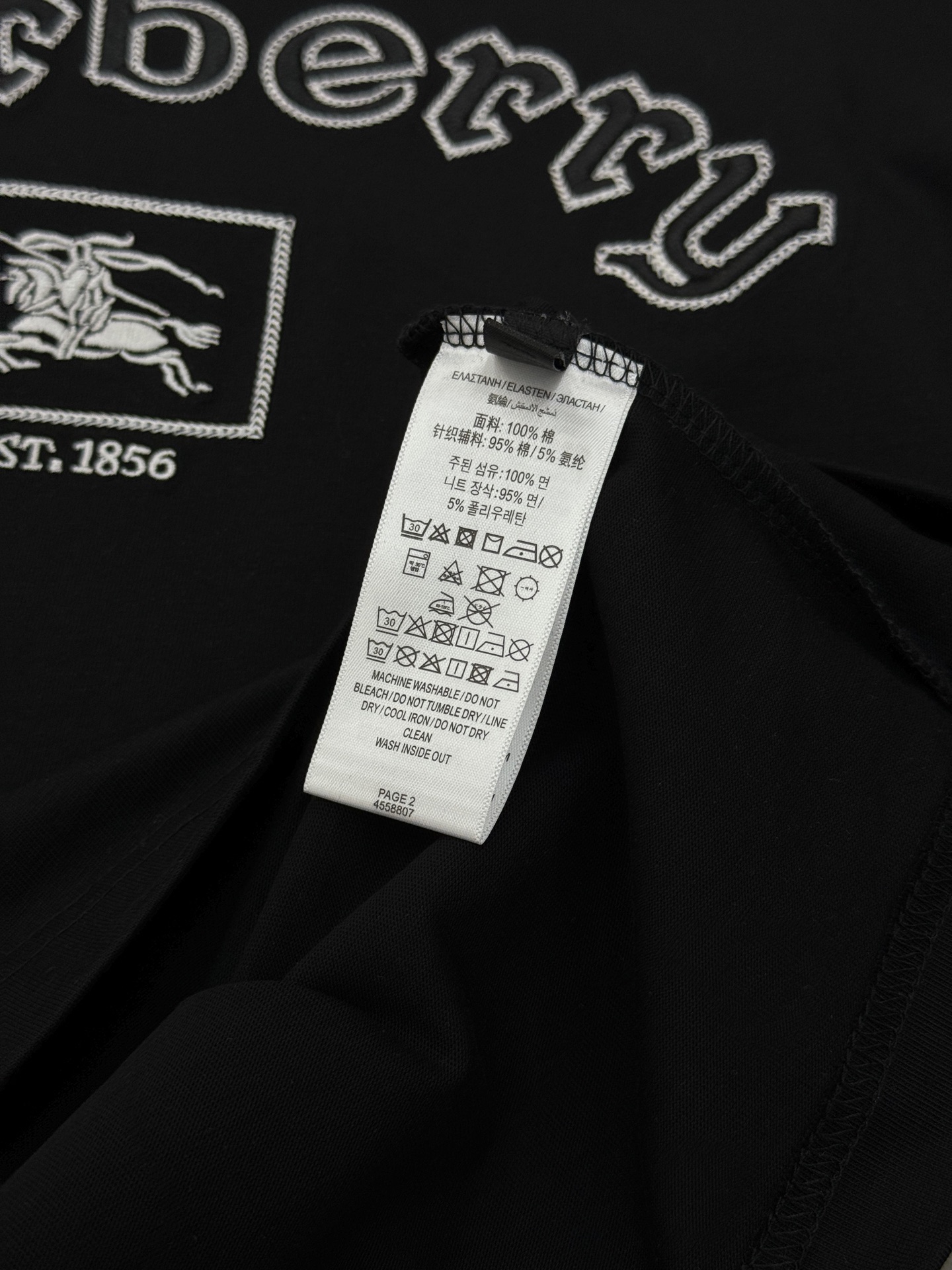 Burberry巴宝莉新品刺绣T恤.男女同款.胸前经典刺绣Logo设计，正面有品牌名称和骑士徽标，英伦风