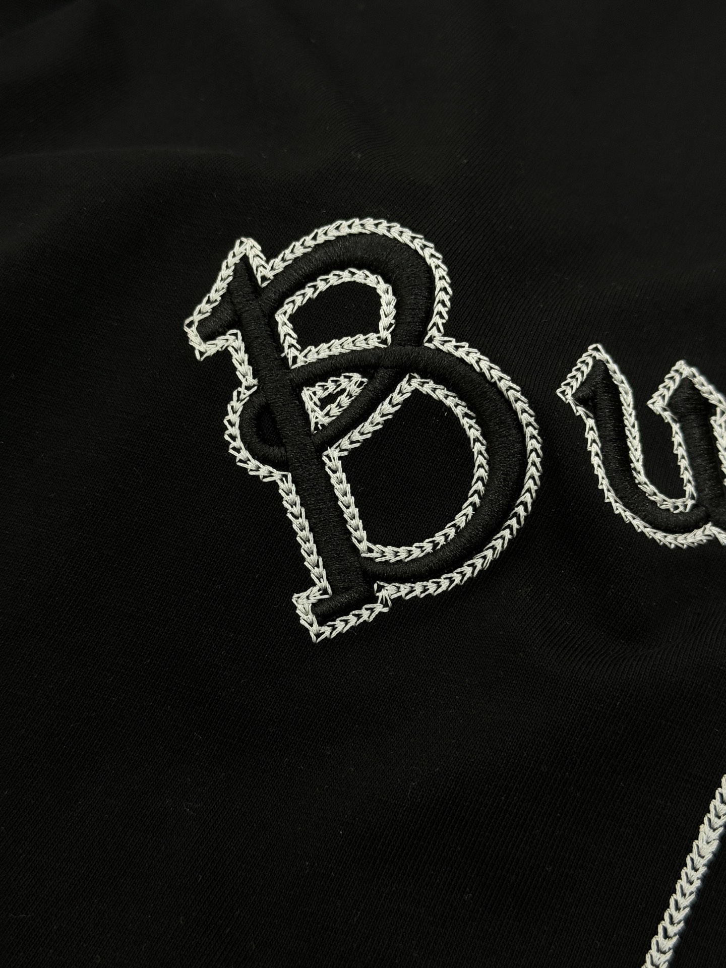 Burberry巴宝莉新品刺绣T恤.男女同款.胸前经典刺绣Logo设计，正面有品牌名称和骑士徽标，英伦风