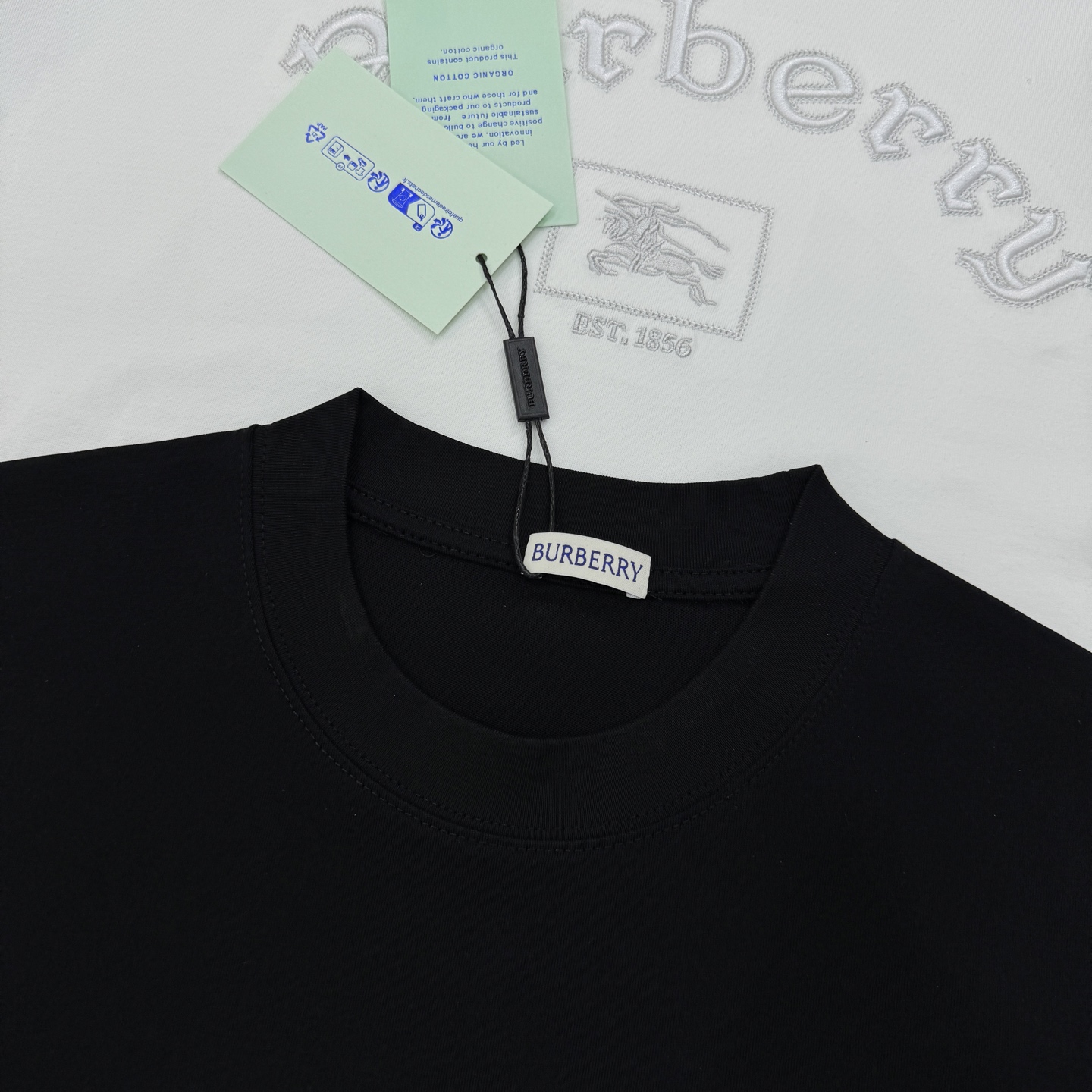 Burberry巴宝莉新品刺绣T恤.男女同款.胸前经典刺绣Logo设计，正面有品牌名称和骑士徽标，英伦风