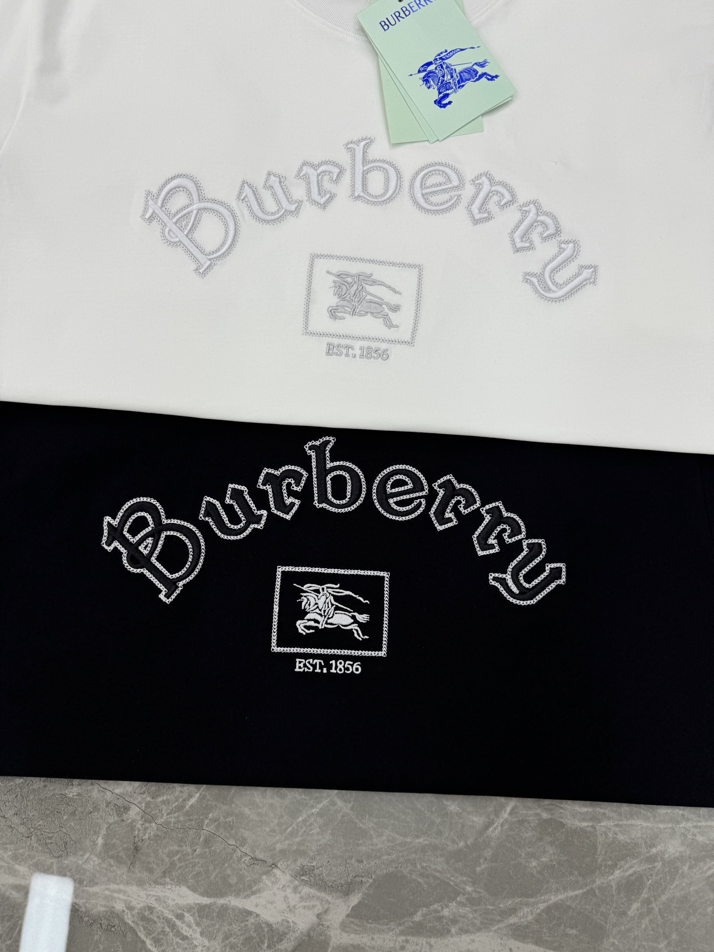Burberry巴宝莉新品刺绣T恤.男女同款.胸前经典刺绣Logo设计，正面有品牌名称和骑士徽标，英伦风