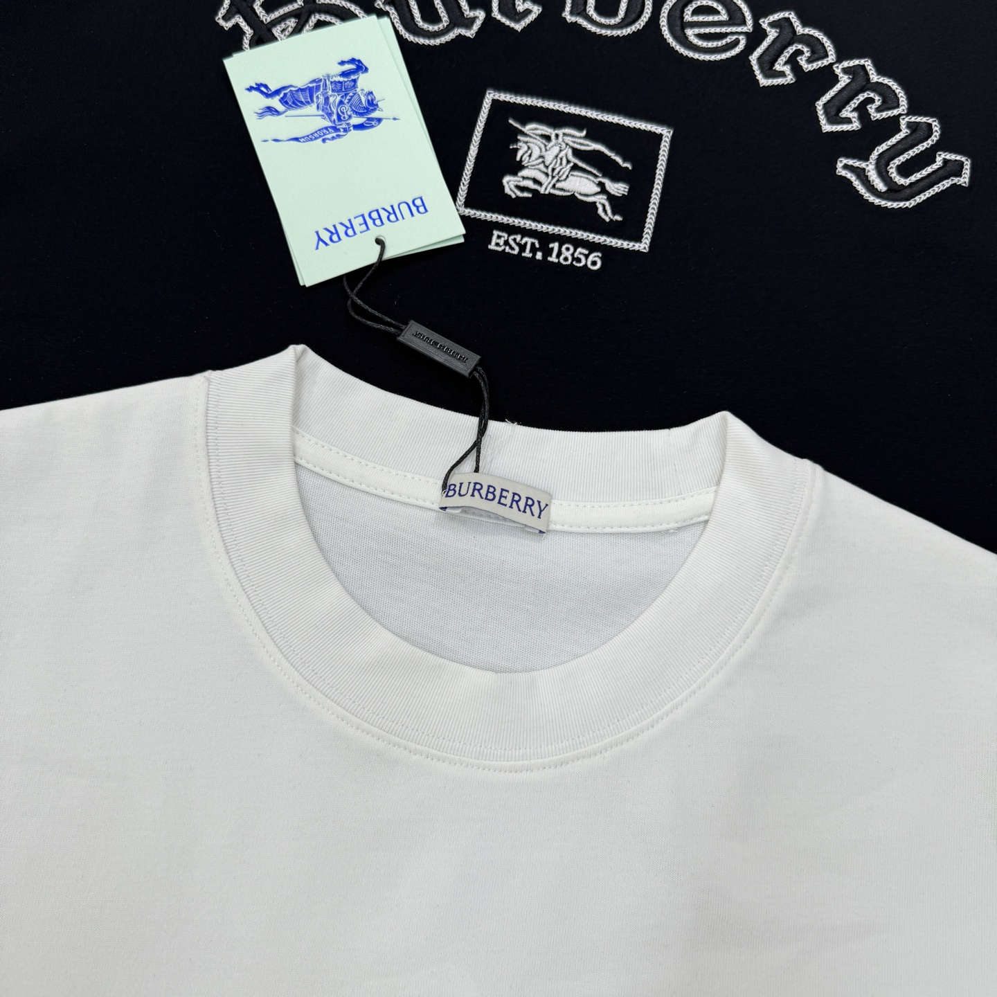 Burberry巴宝莉新品刺绣T恤.男女同款.胸前经典刺绣Logo设计，正面有品牌名称和骑士徽标，英伦风